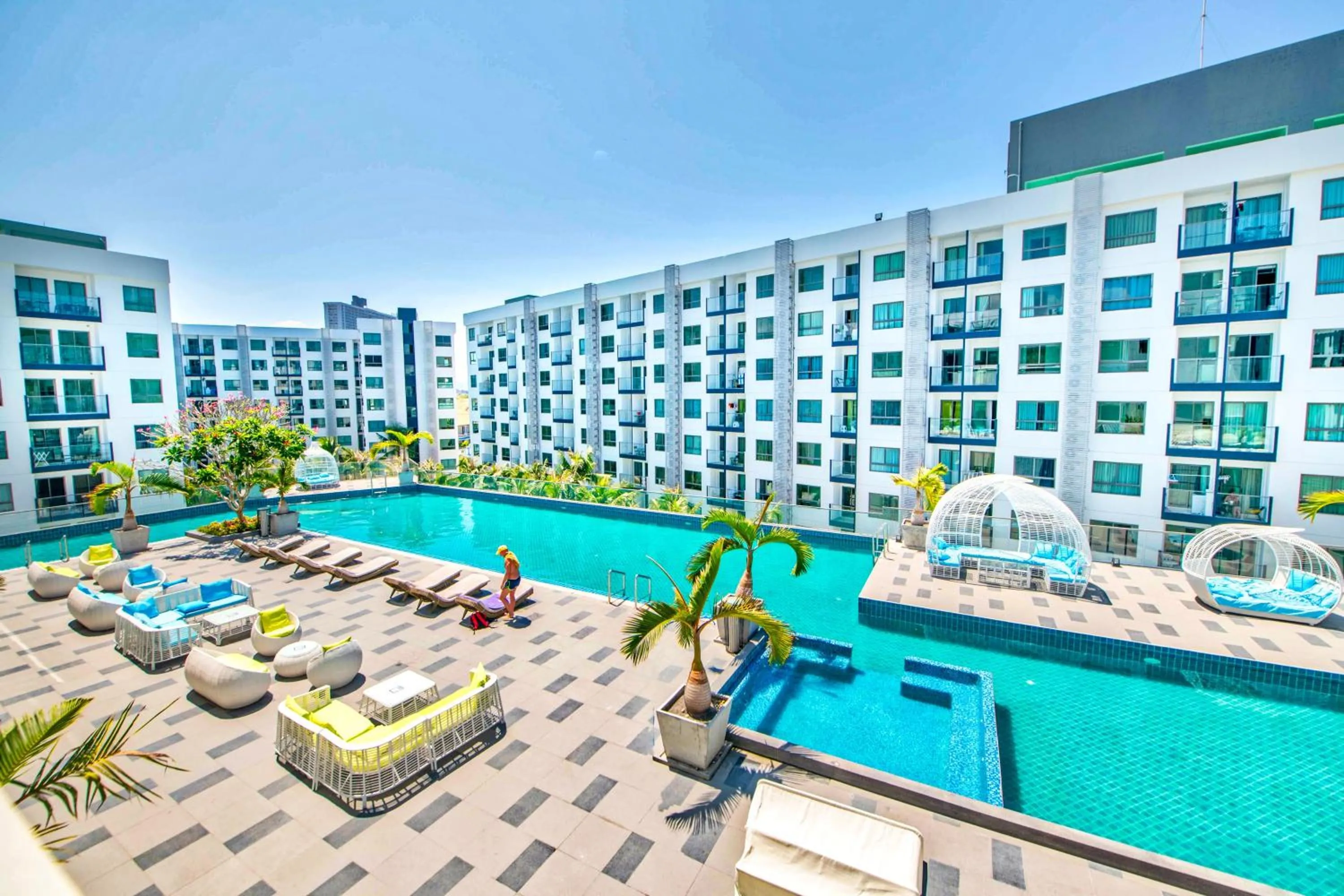 Swimming pool in Arcadia Beach Resort Pattaya