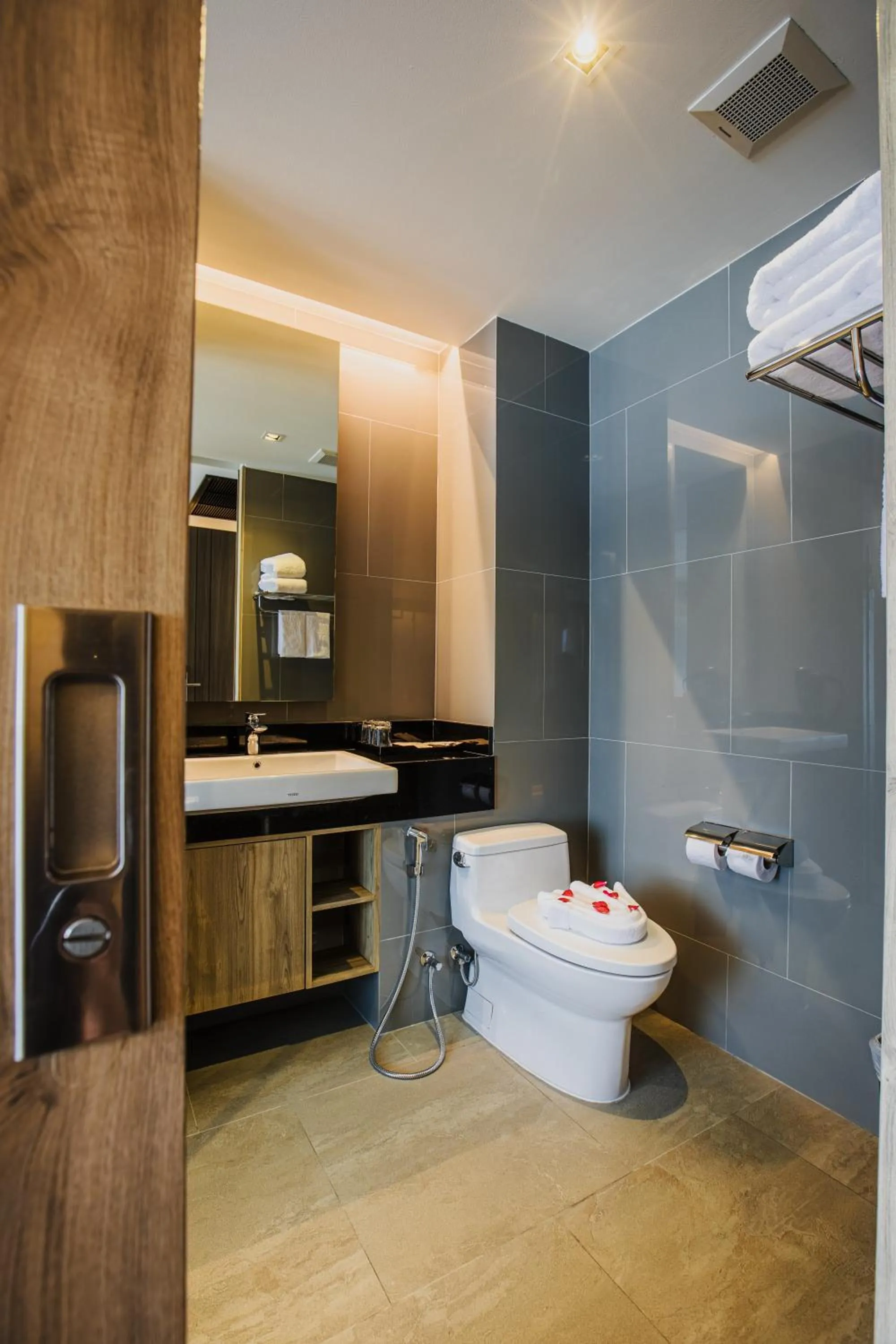 Toilet in Rak Elegant Hotel Patong