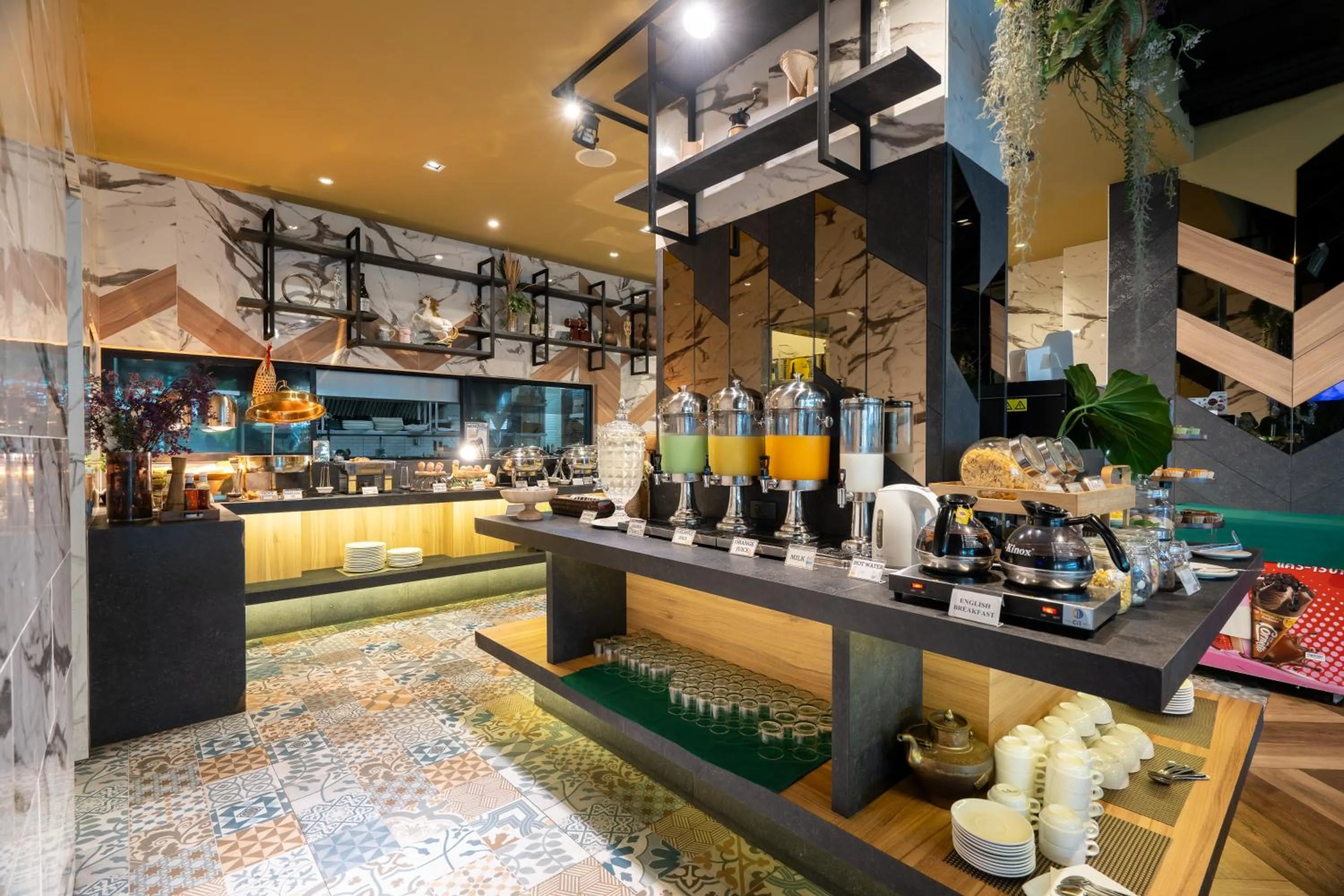 Restaurant/places to eat in Rak Elegant Hotel Patong