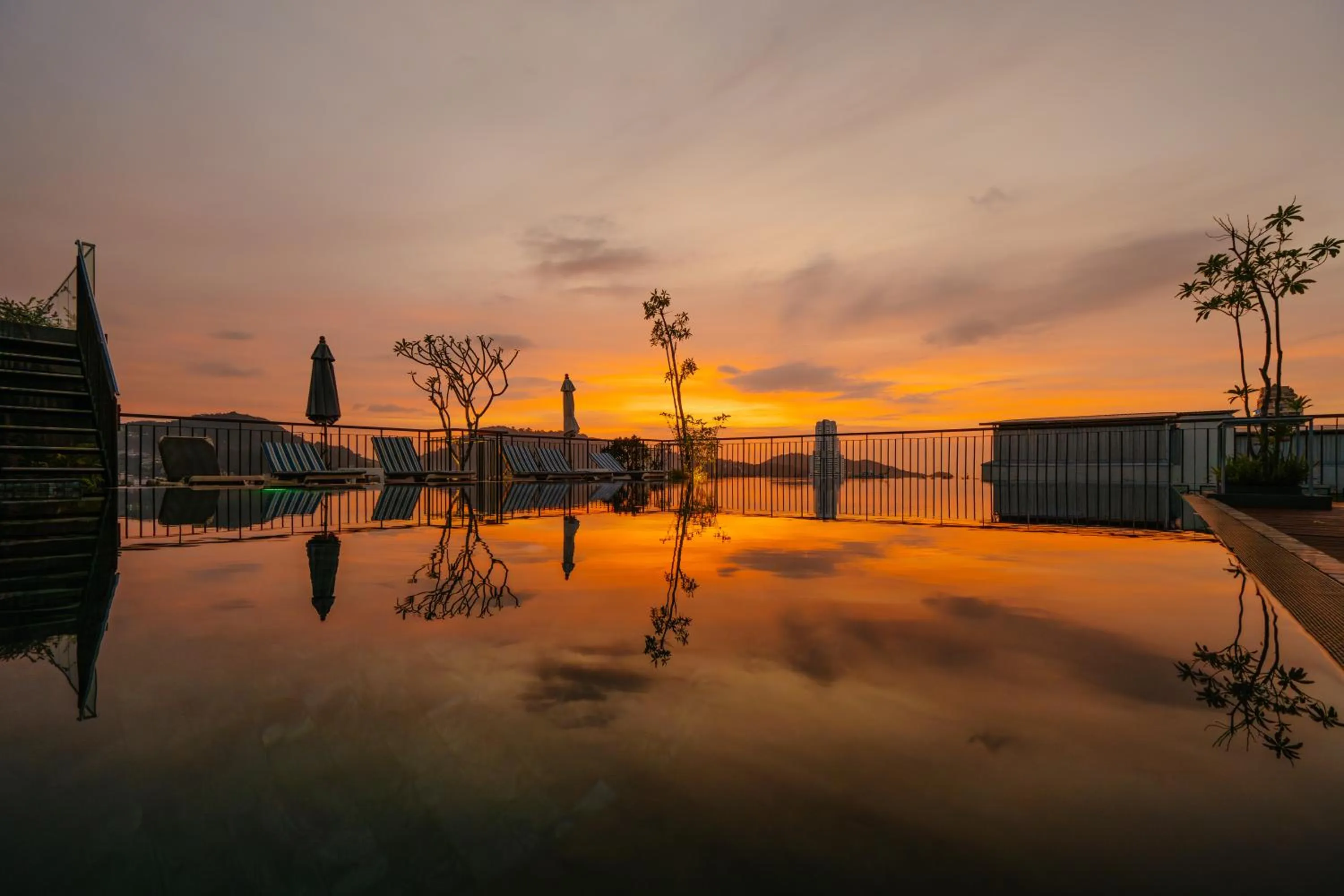 Swimming pool in Rak Elegant Hotel Patong