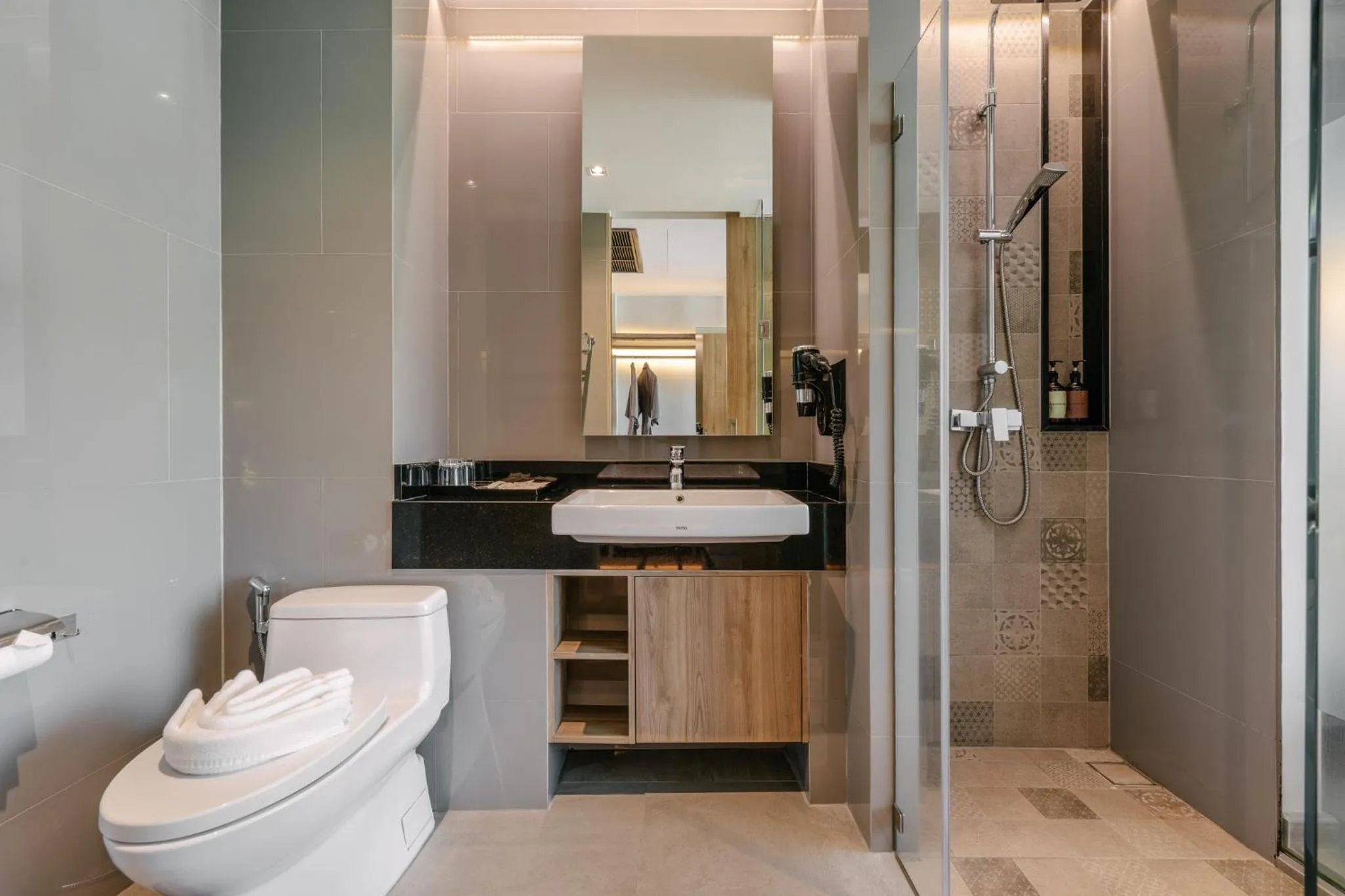 Toilet in Rak Elegant Hotel Patong