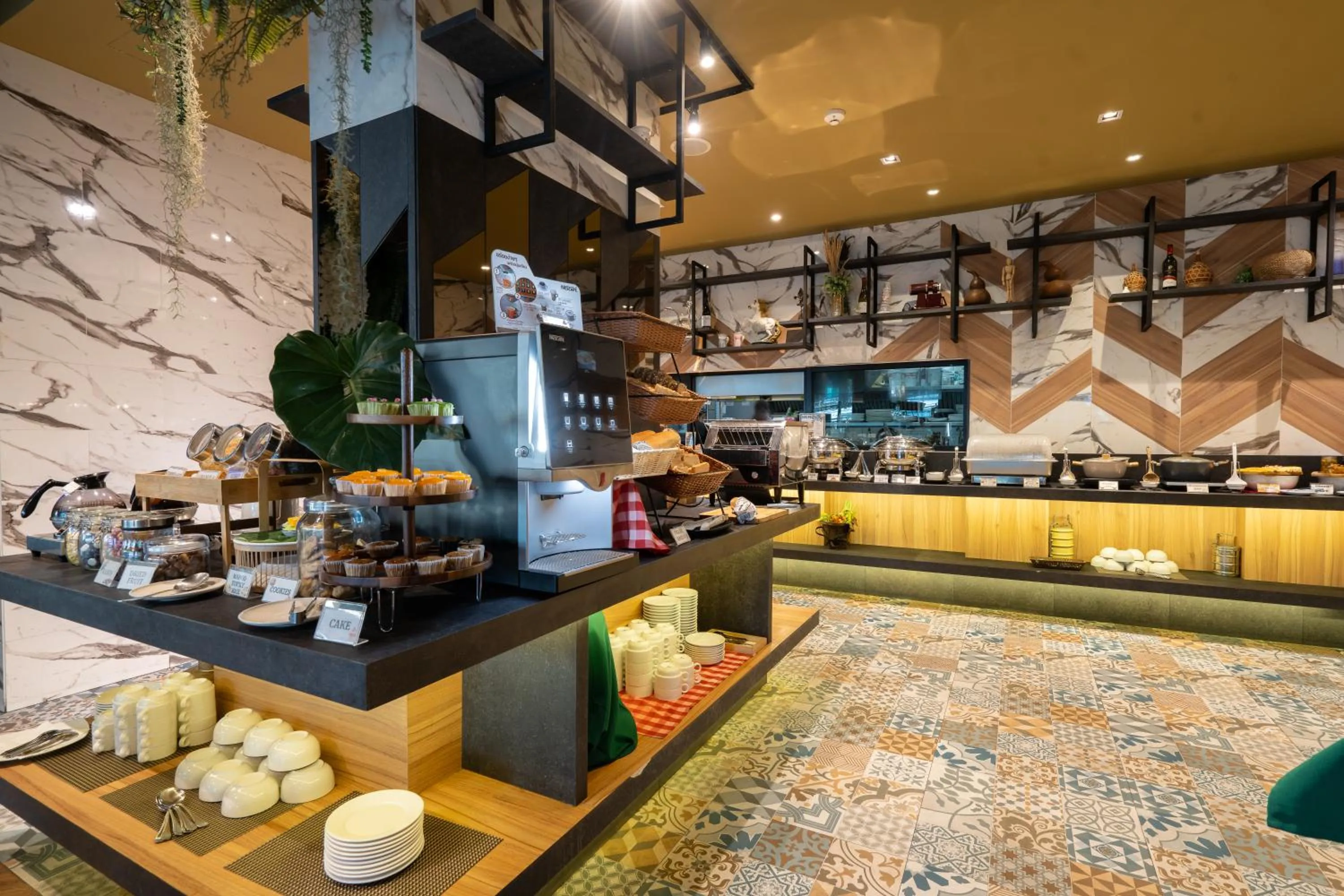 Restaurant/places to eat in Rak Elegant Hotel Patong