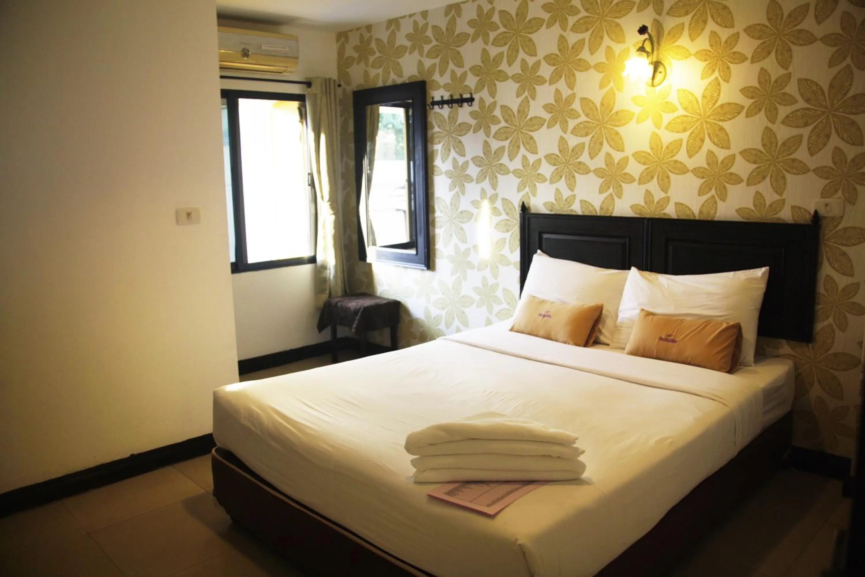 Photo of the whole room, Bed in Erawan House