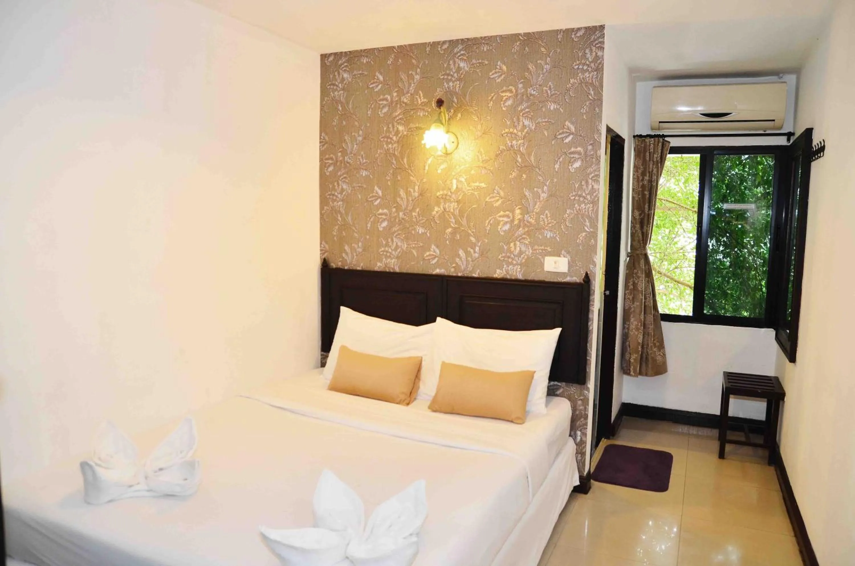 Photo of the whole room, Bed in Erawan House