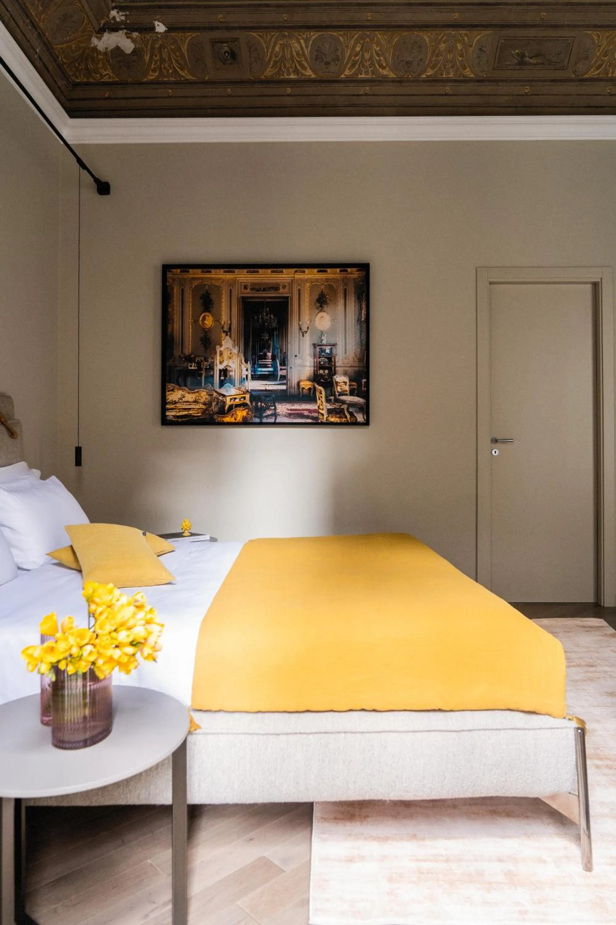 Photo of the whole room, Bed in InCanto