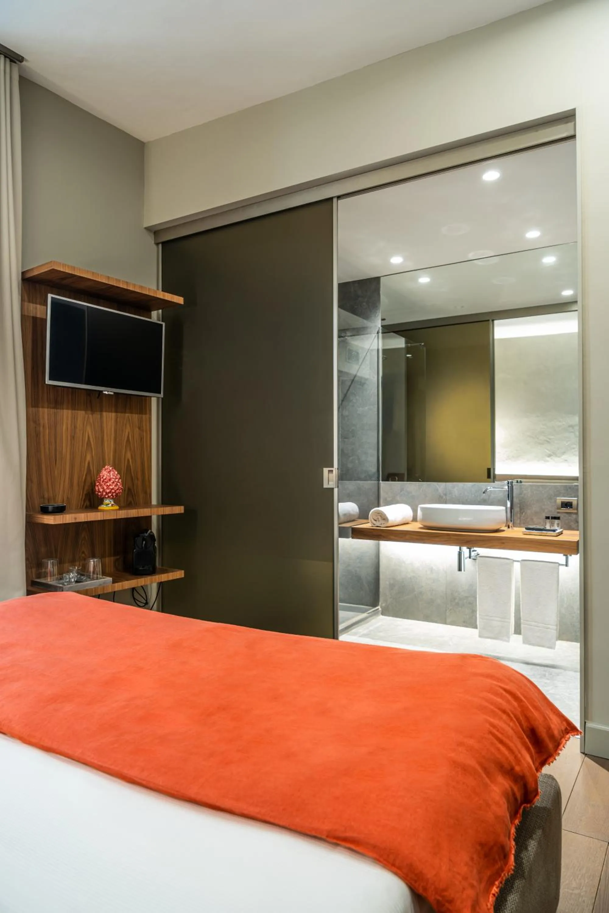 Photo of the whole room, Bed in InCanto