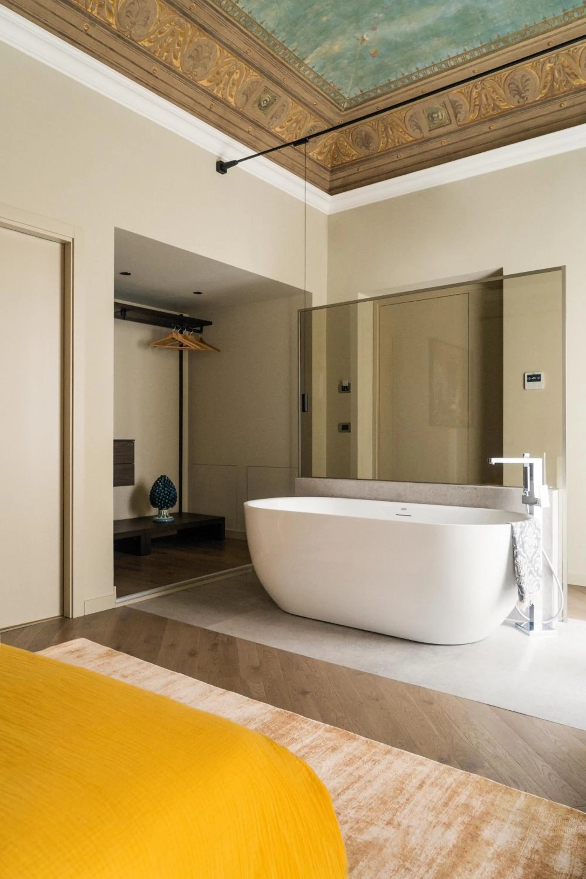 Photo of the whole room, Bed in InCanto