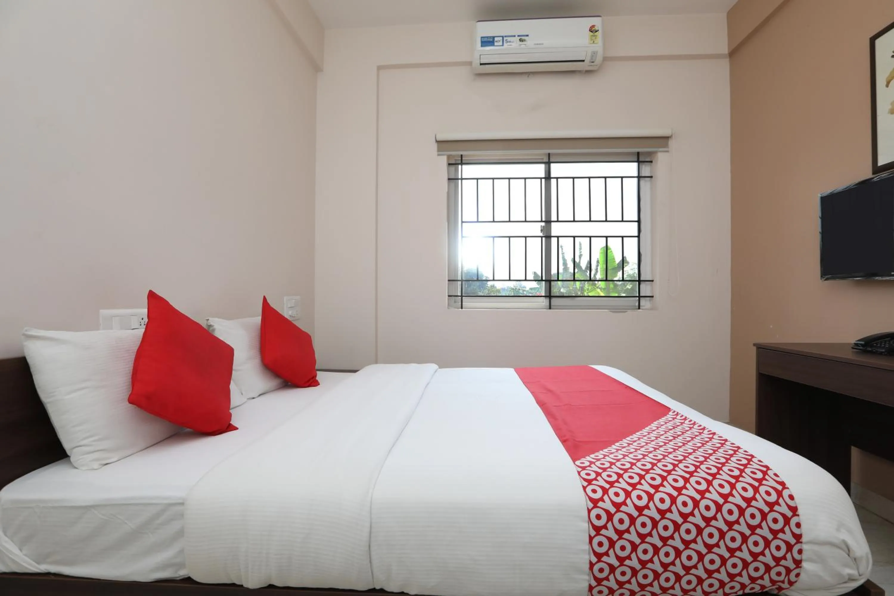 Bedroom, Bed in Super Hotel O Indra Comforts