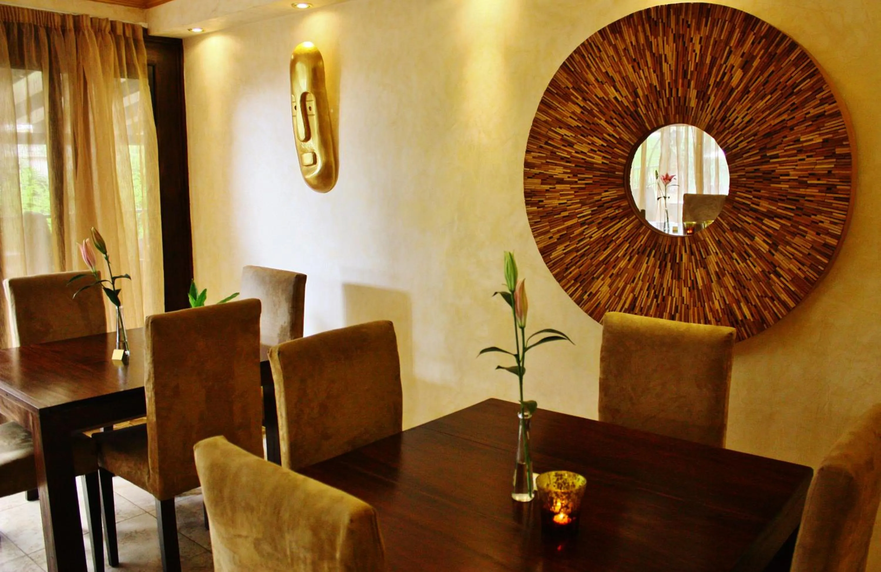 Restaurant/places to eat in GemSuites Serviced Apartments State House
