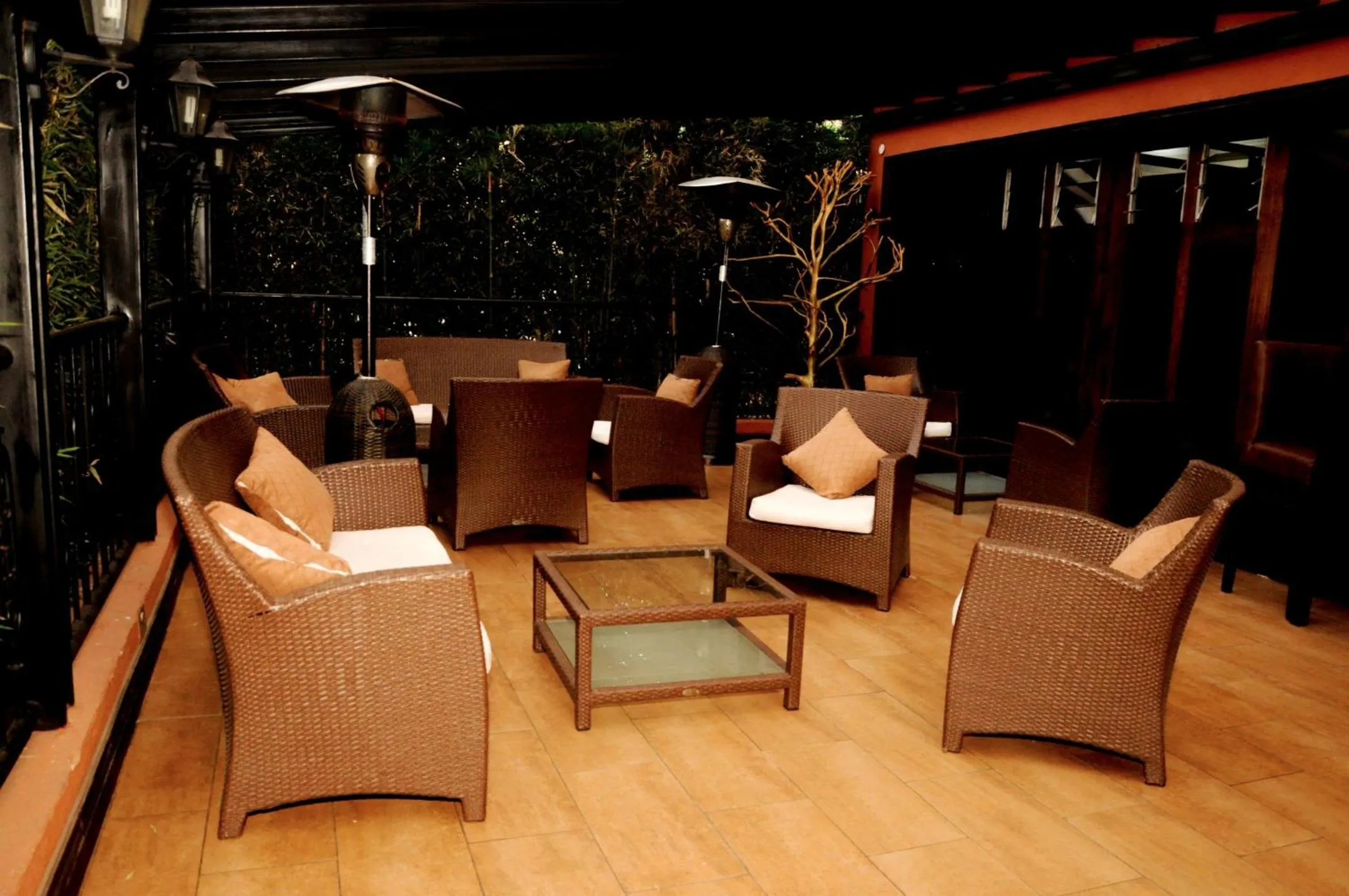 Restaurant/places to eat in GemSuites Serviced Apartments State House