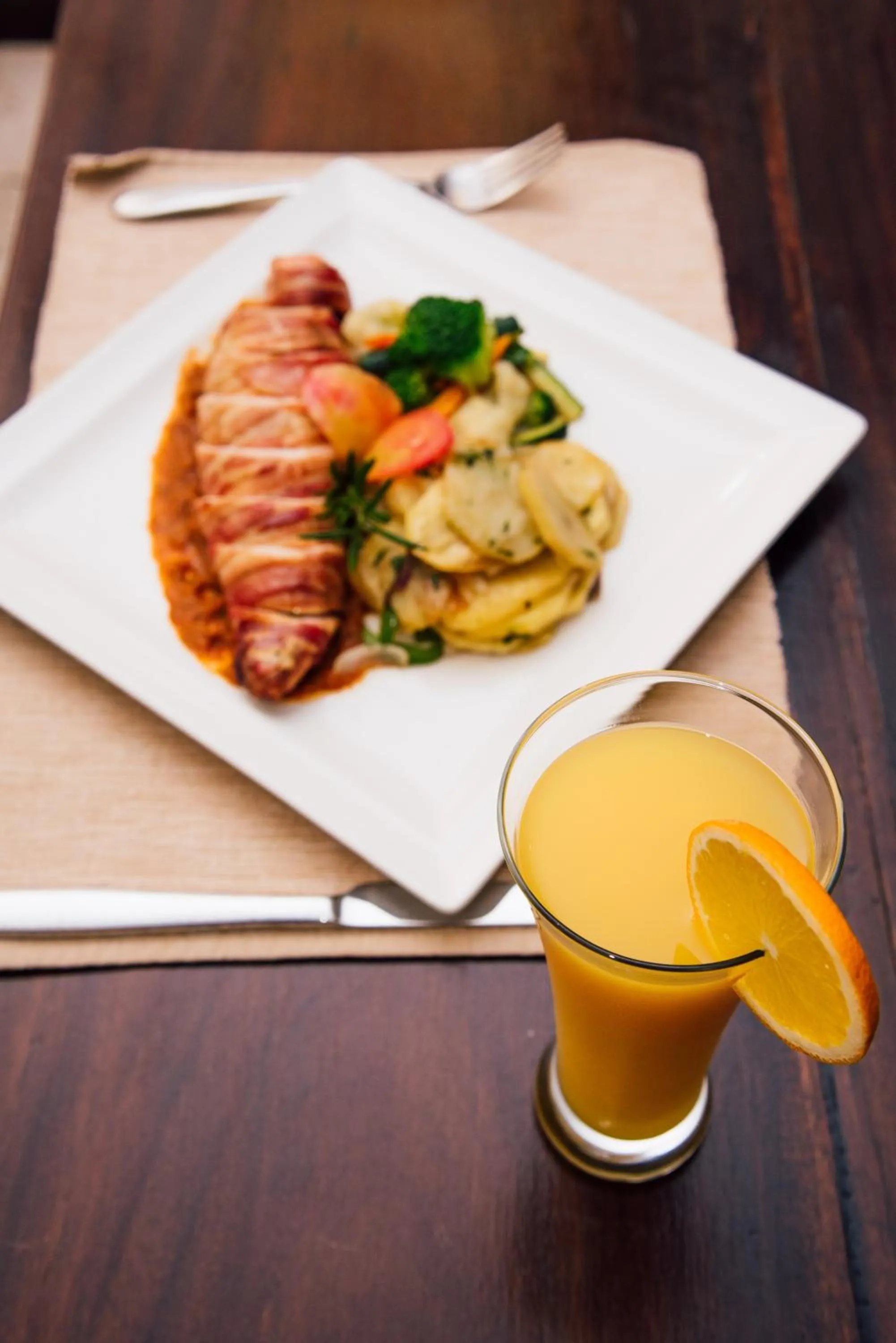 Restaurant/places to eat in GemSuites Serviced Apartments State House