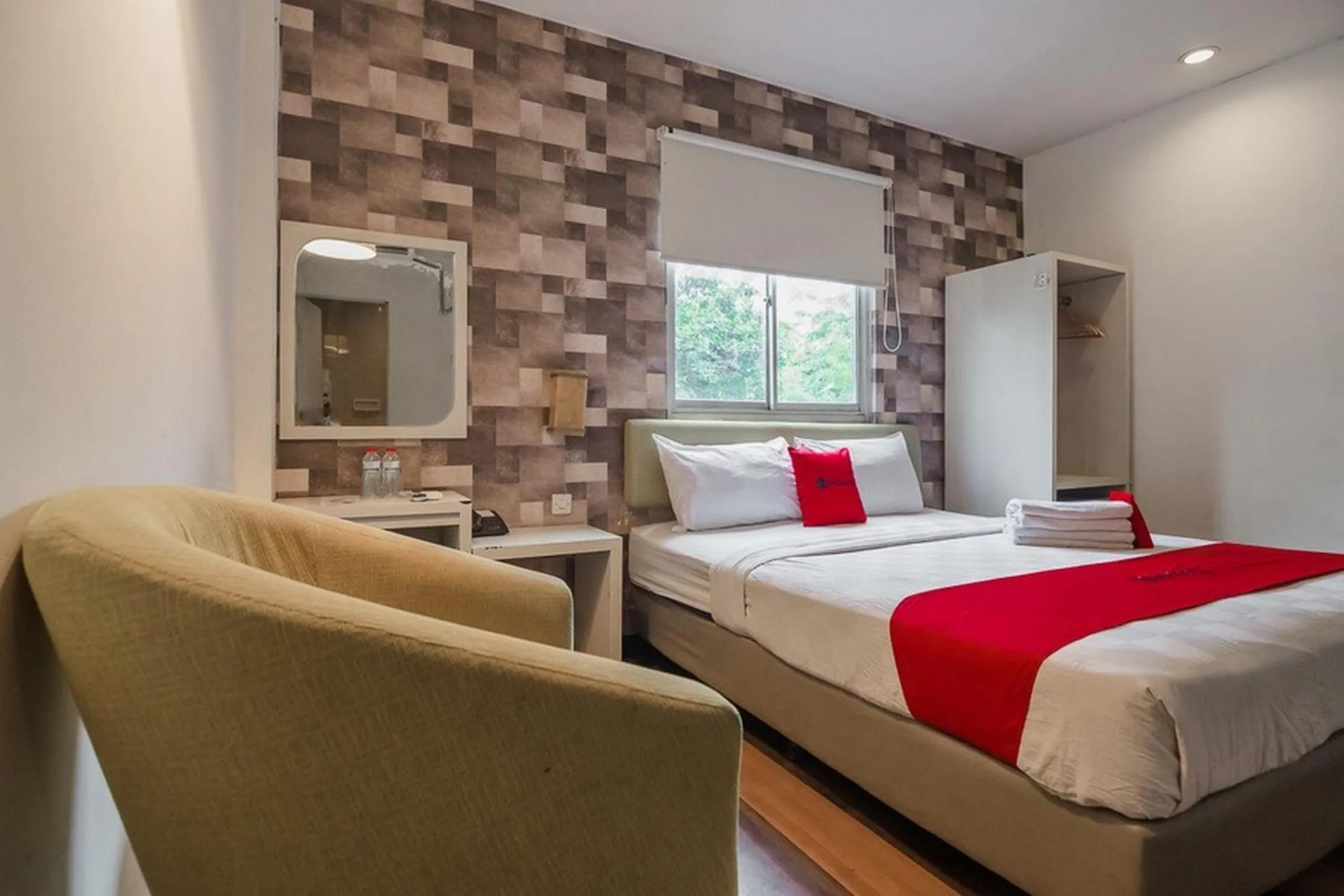 Bedroom, Bed in RedDoorz Plus near Mangga Besar Station 2