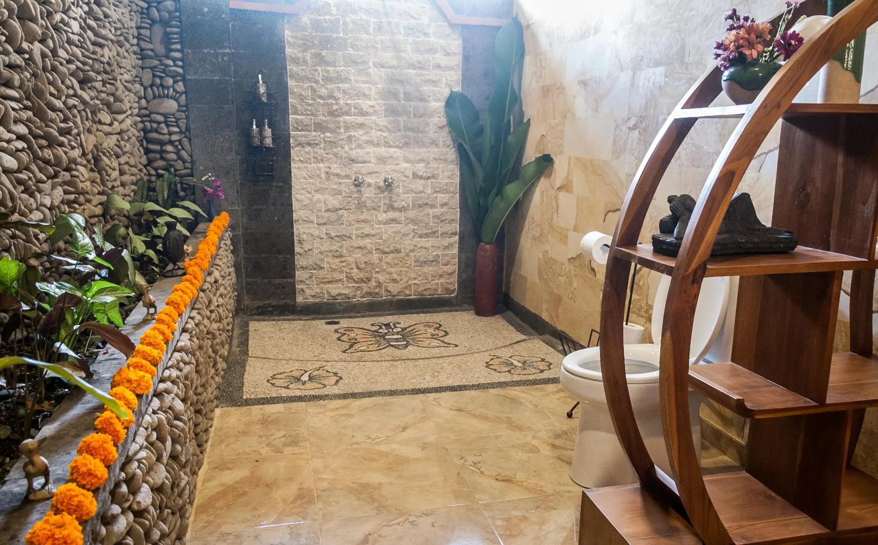 Shower in Taman Rahasia Tropical Sanctuary and Spa