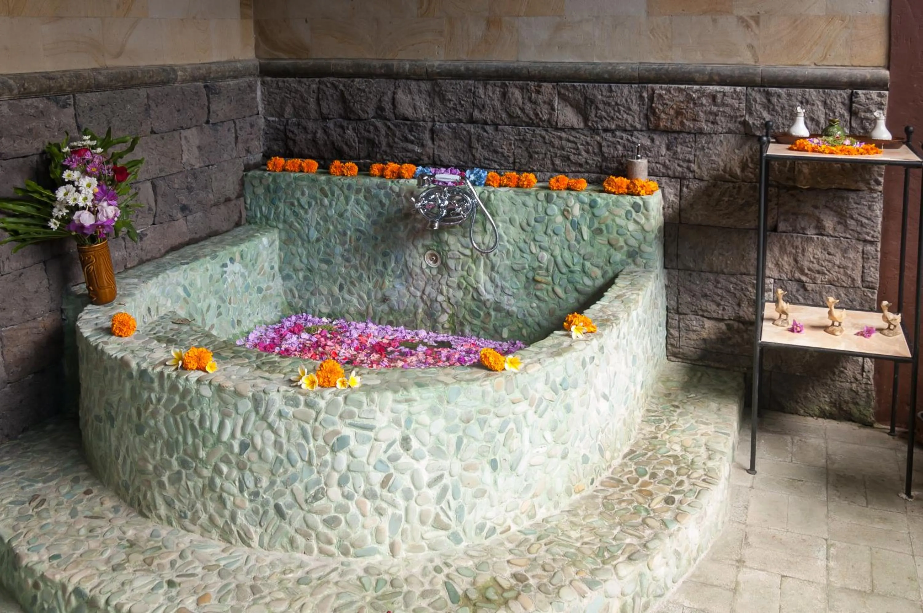 Bathroom in Taman Rahasia Tropical Sanctuary and Spa