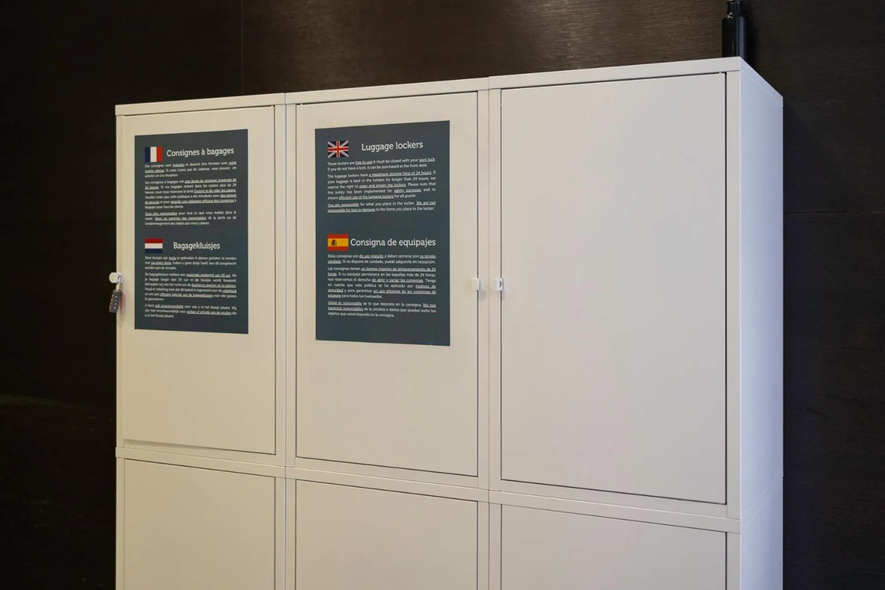 microwave in B-aparthotel Grand Place