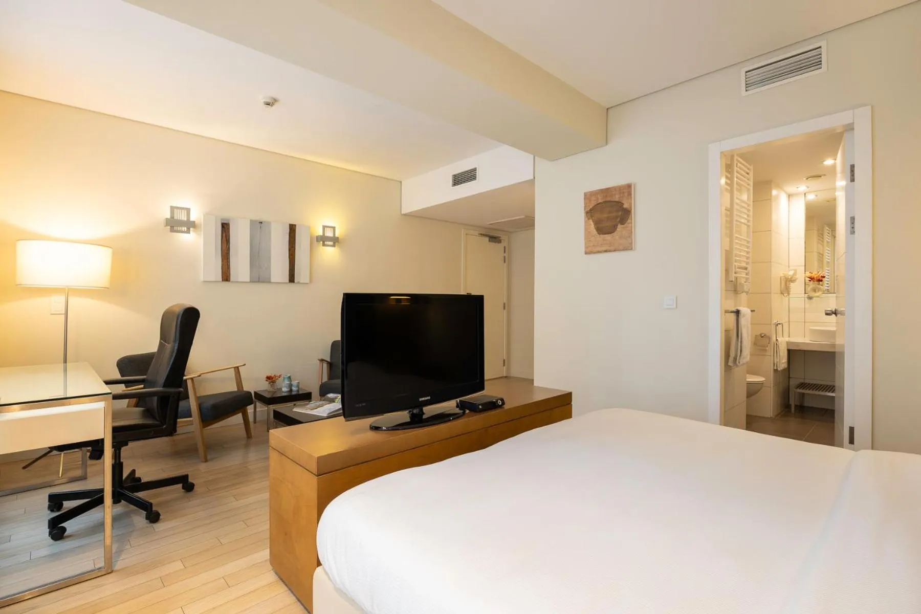 Photo of the whole room, Bed in B-aparthotel Grand Place