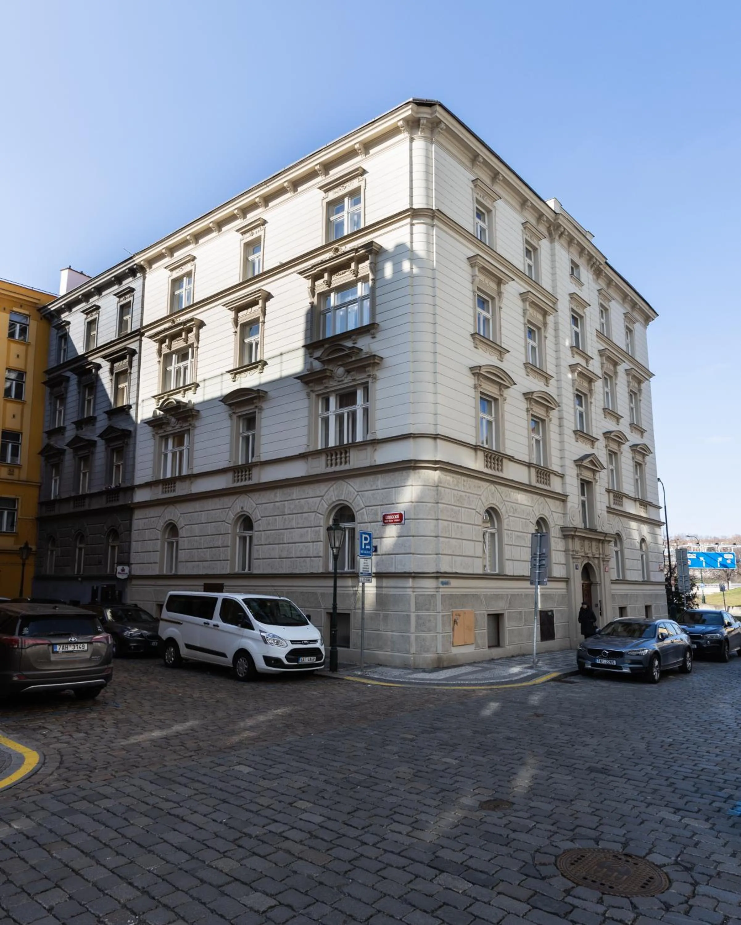 Property building in OLD TOWN SPIRIT