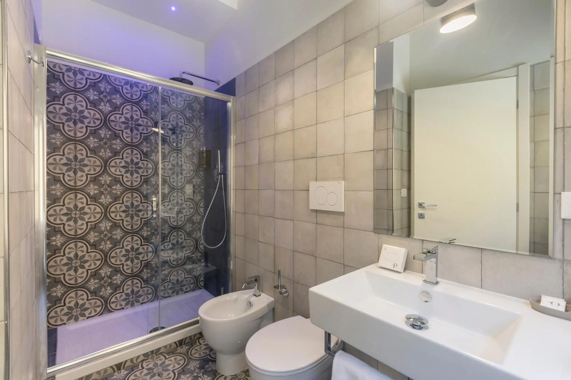 Shower in Trastevere Gallery Suites