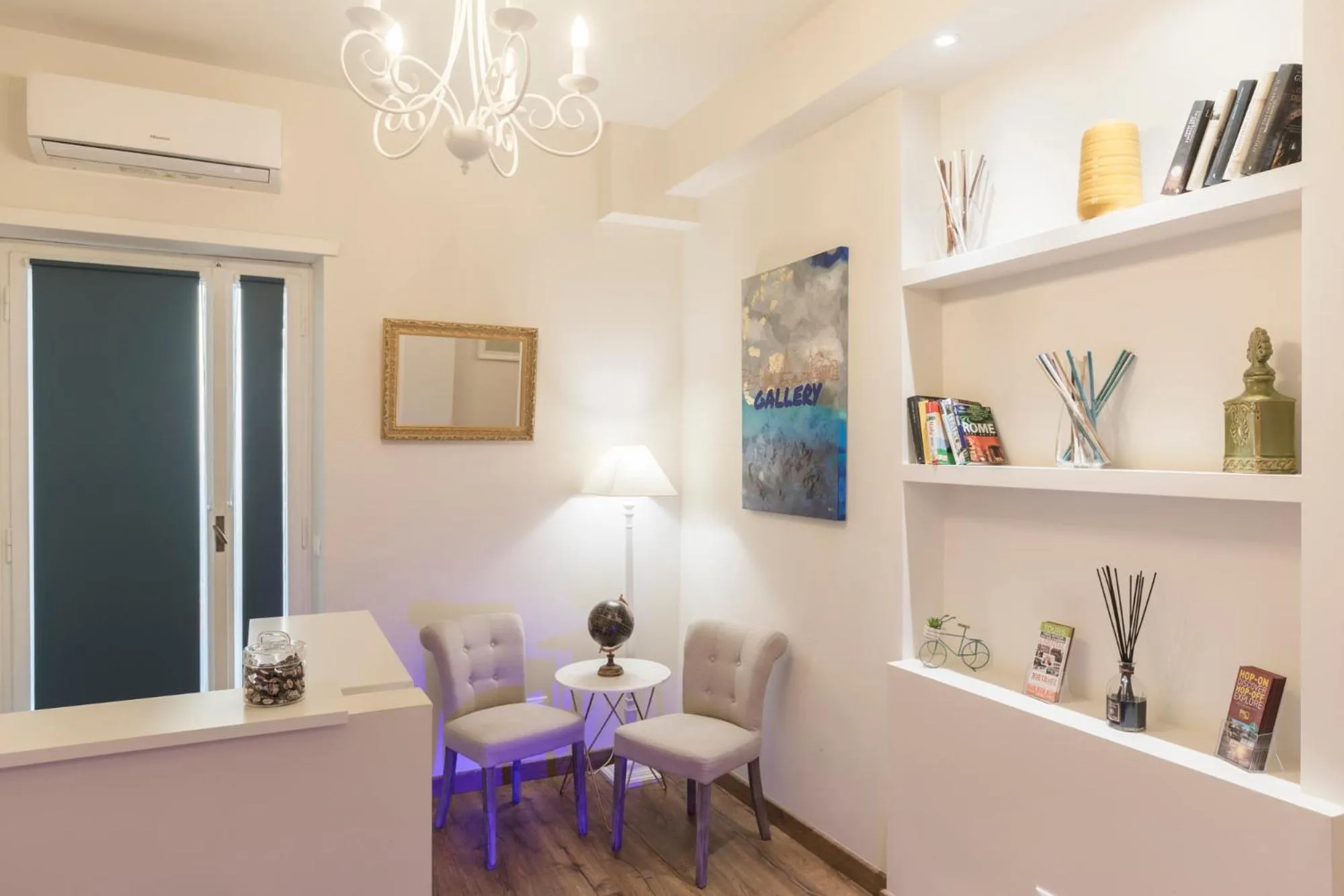 Communal lounge/ TV room in Trastevere Gallery Suites