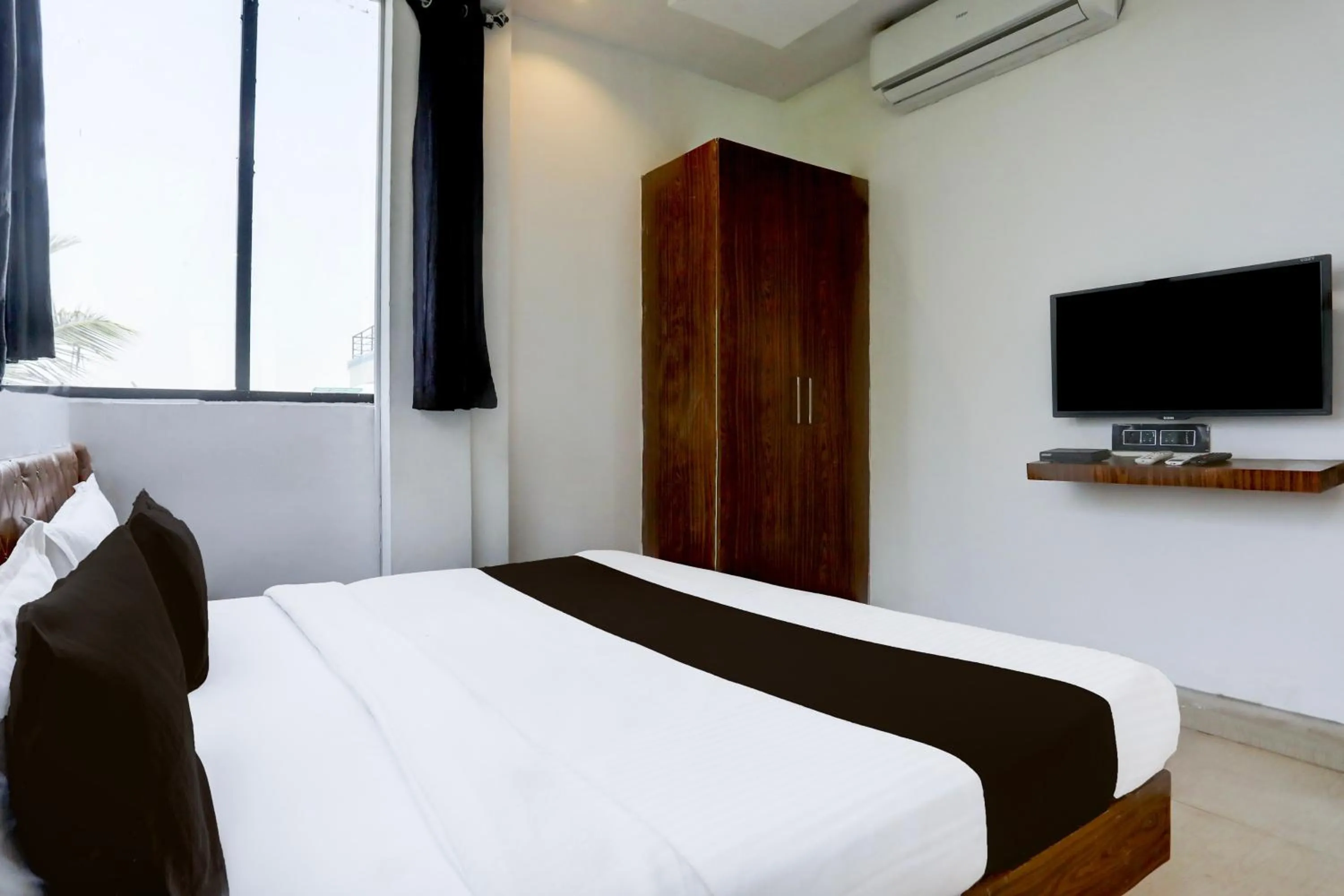 Bedroom, Bed in Hotel O MP Nagar Near Rachna Tower