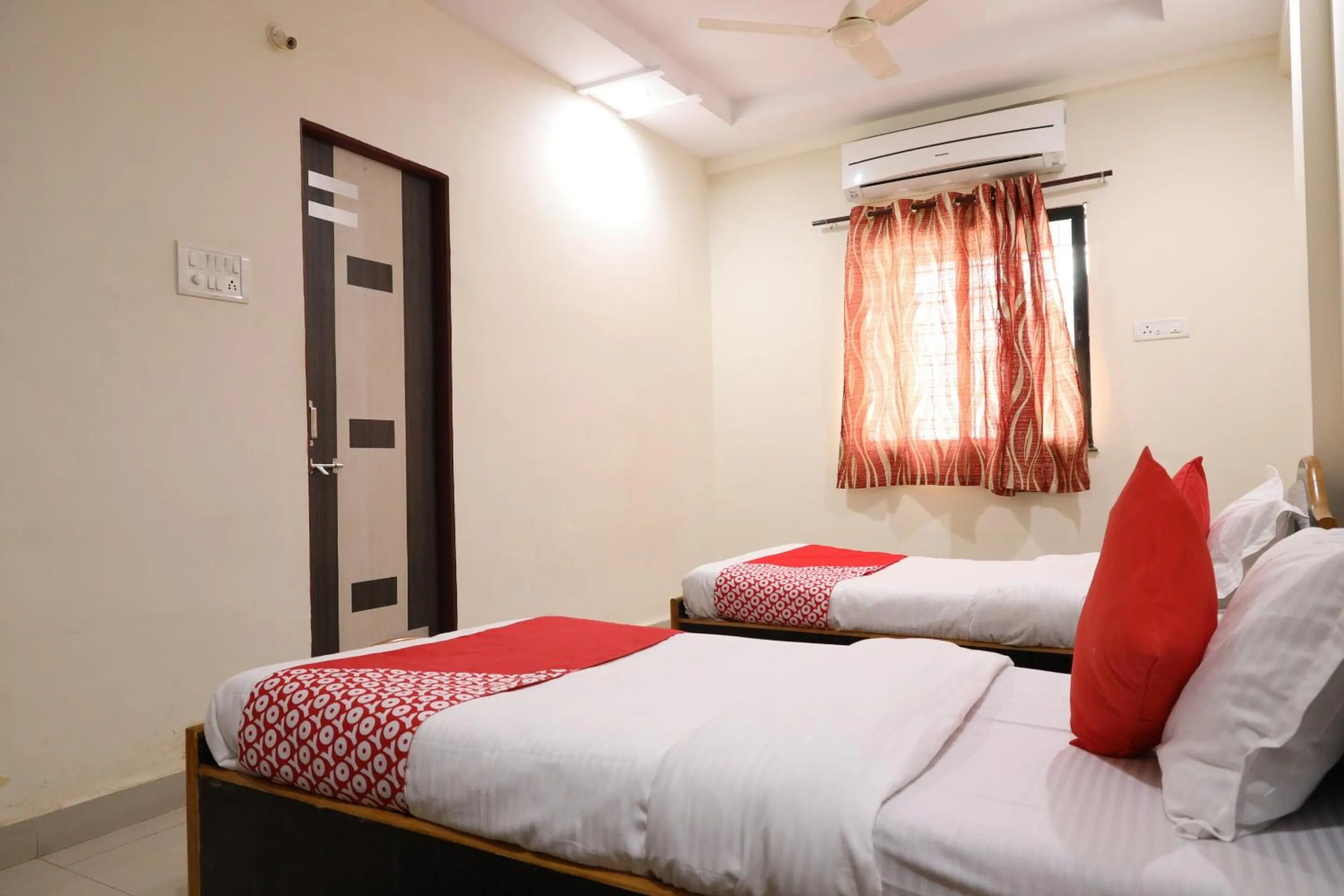 Bedroom in Collection O Nagpur International Airport