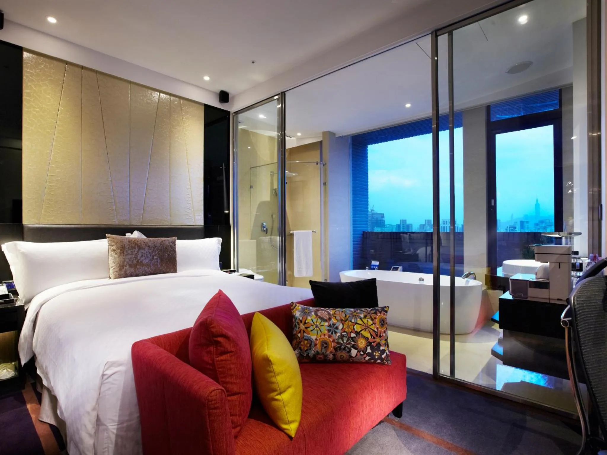 Landmark view, Bed in The Tango Hotel Taipei ChangAn