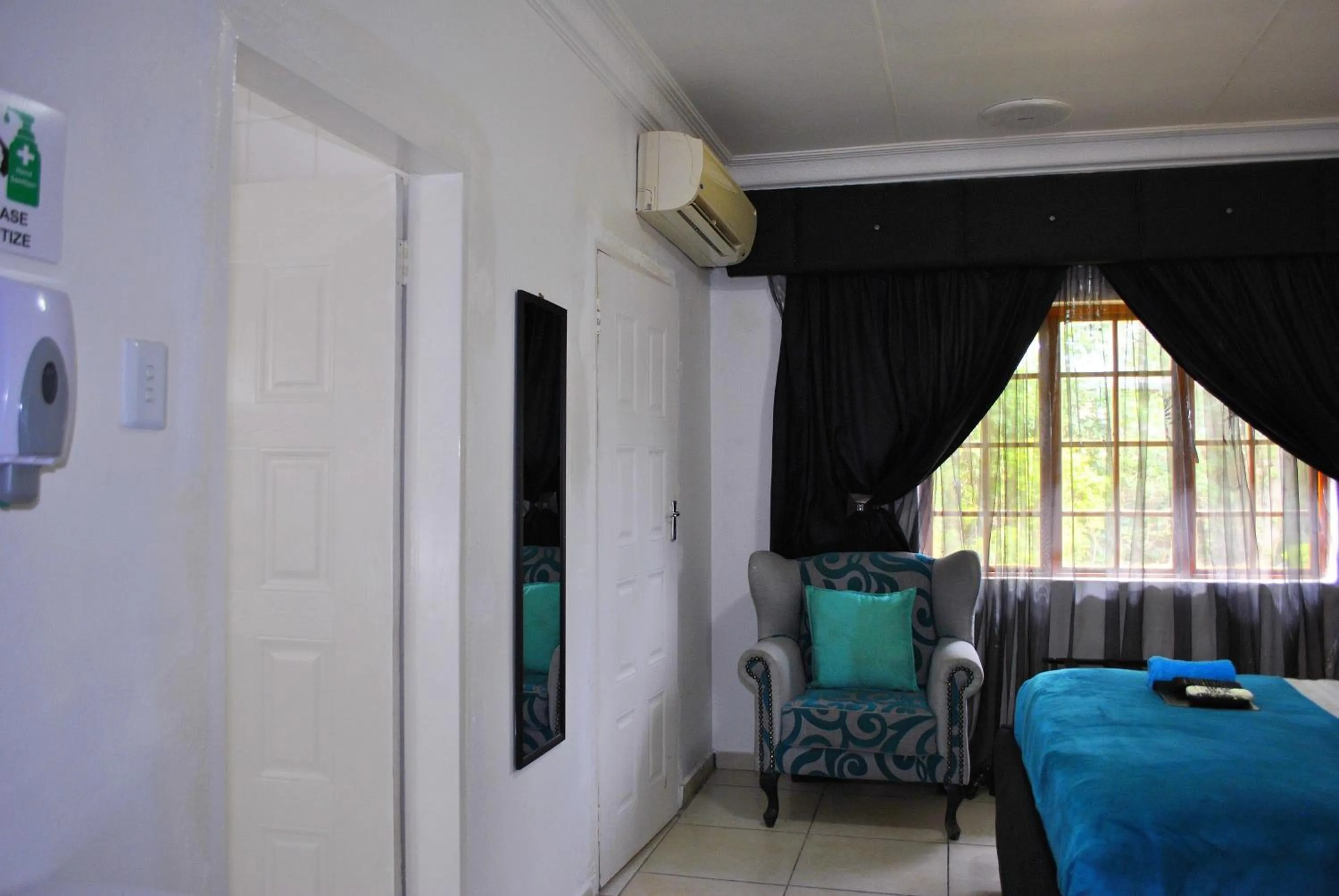 air conditioner, Bed in Lapologa Bed & Breakfast