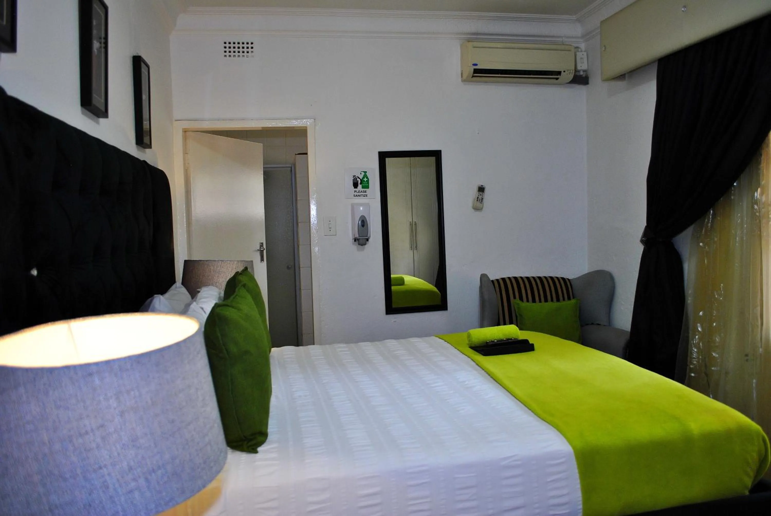 Photo of the whole room, Bed in Lapologa Bed & Breakfast