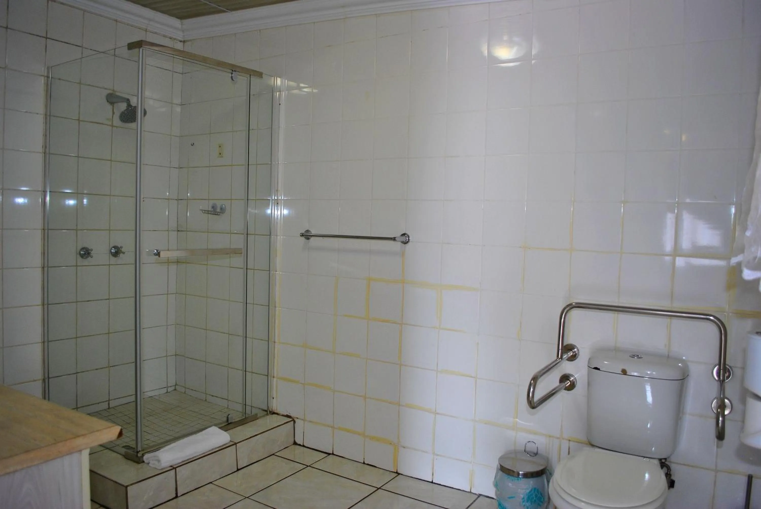 Shower in Lapologa Bed & Breakfast