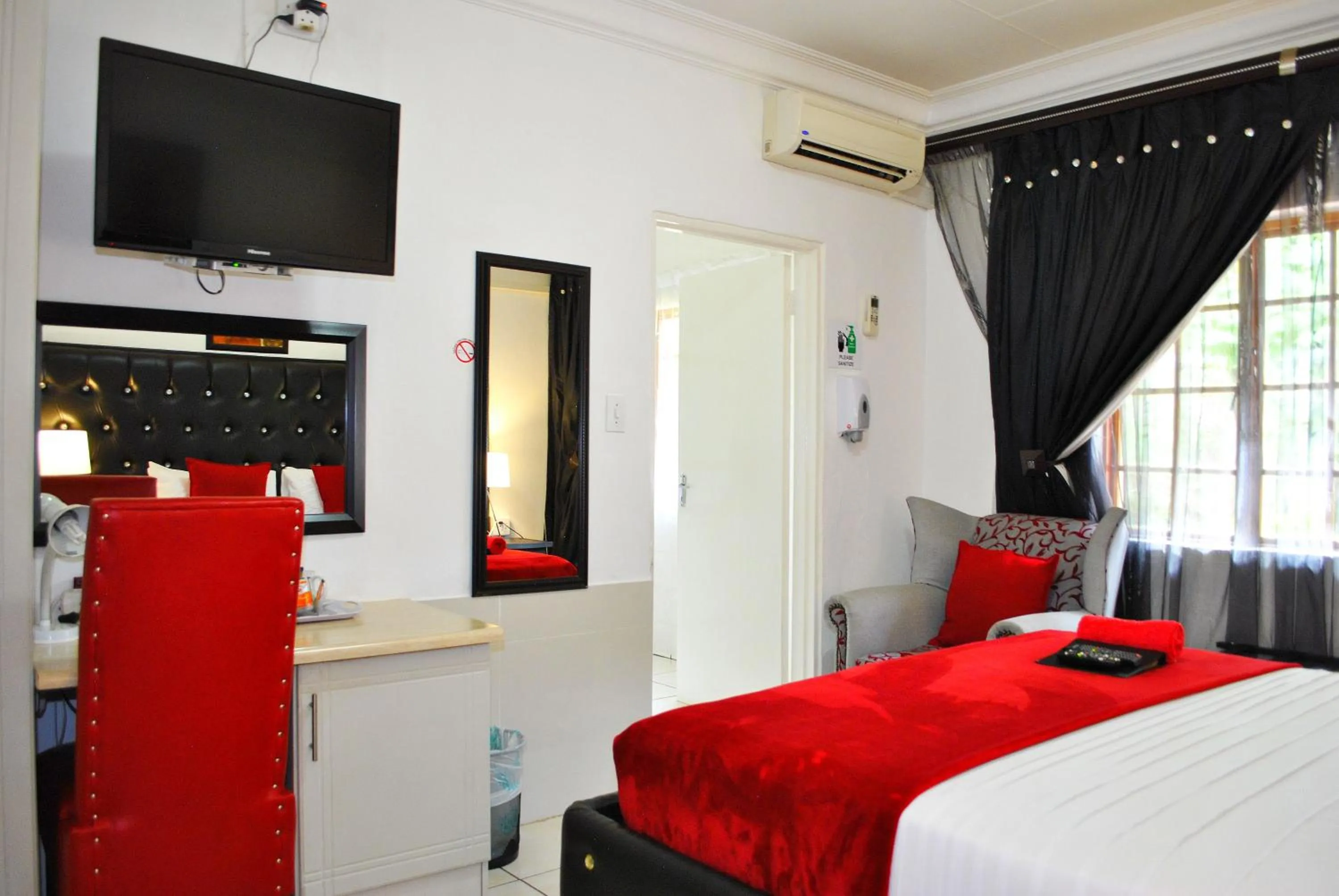 air conditioner, Bed in Lapologa Bed & Breakfast