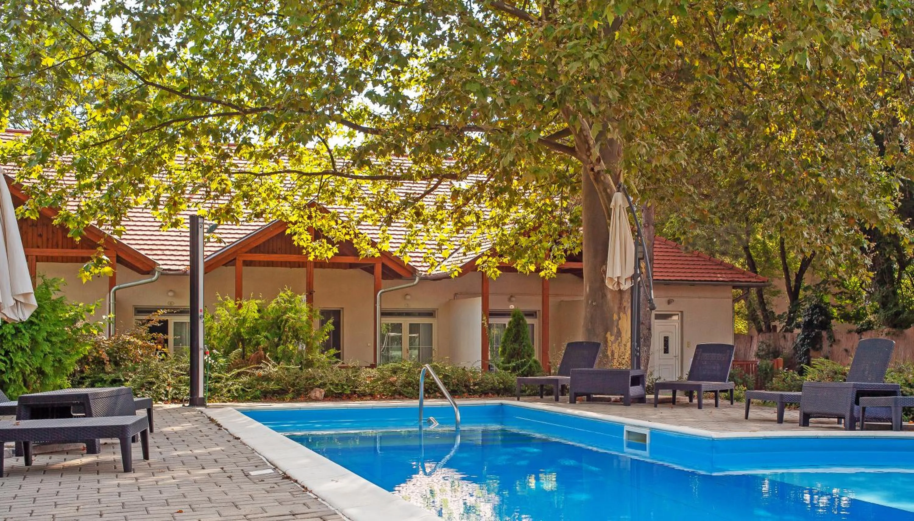 Property building in Hotel Platán