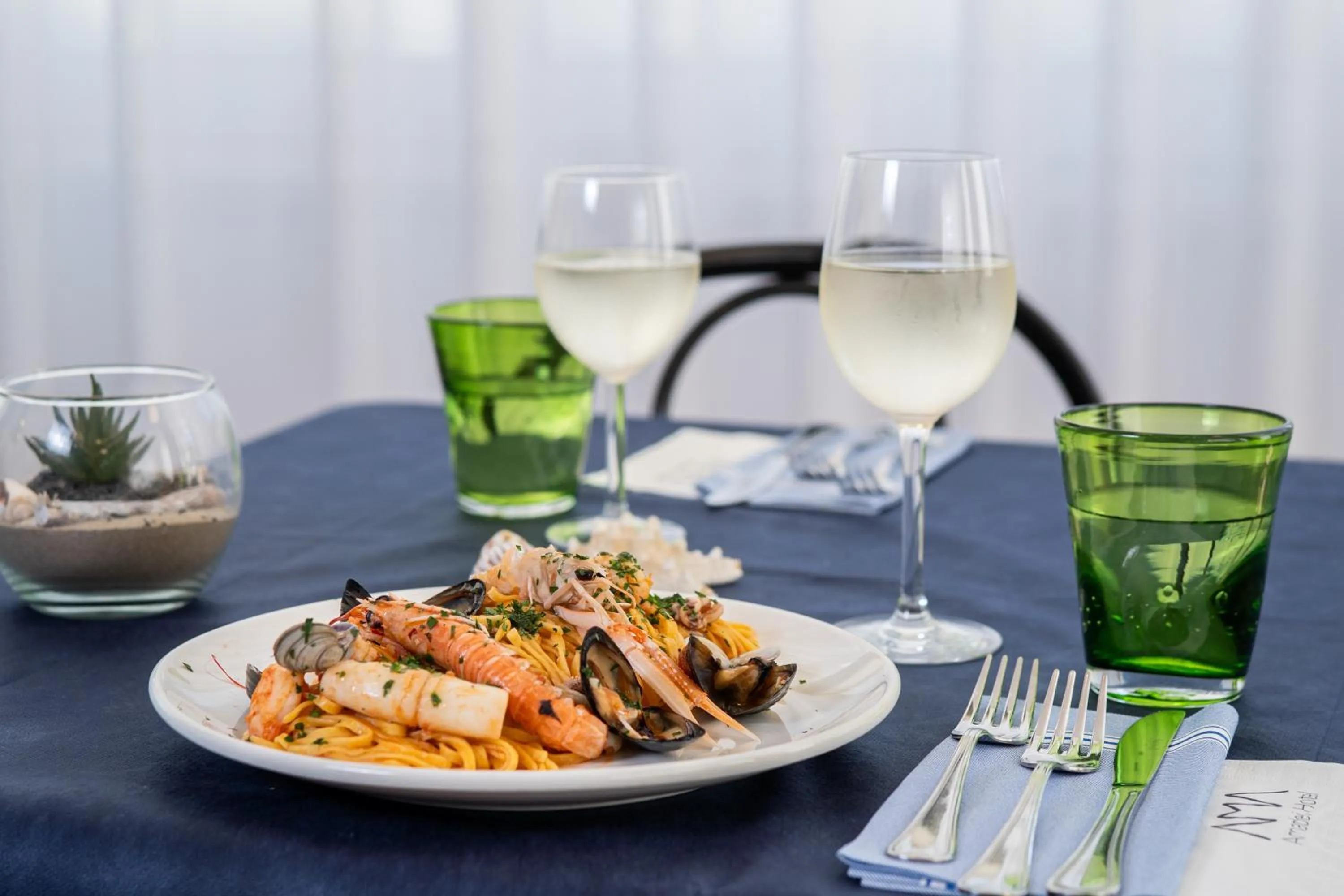 Restaurant/places to eat in Amadei Hotel Figaro & Apartments