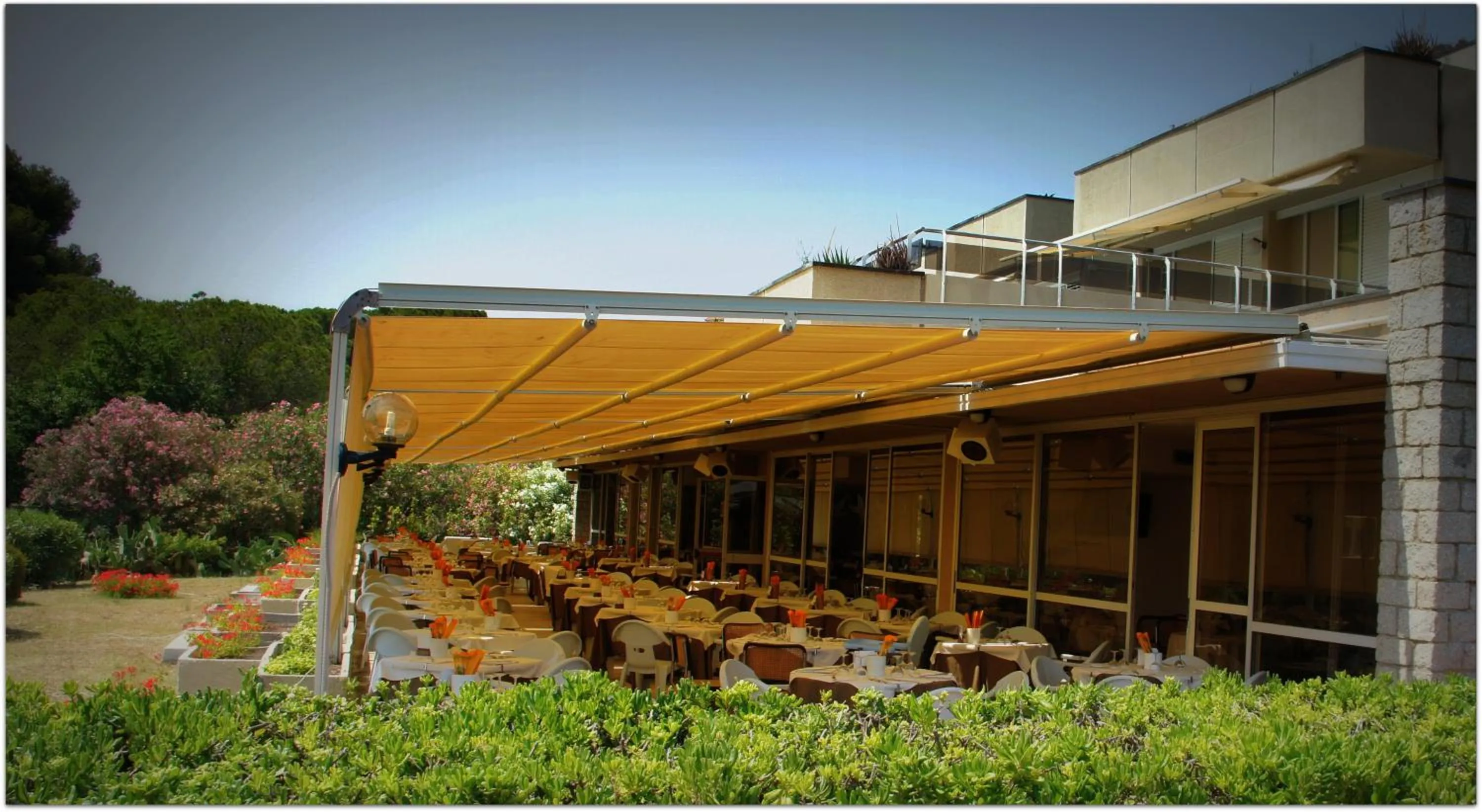 Restaurant/places to eat in Hotel Select