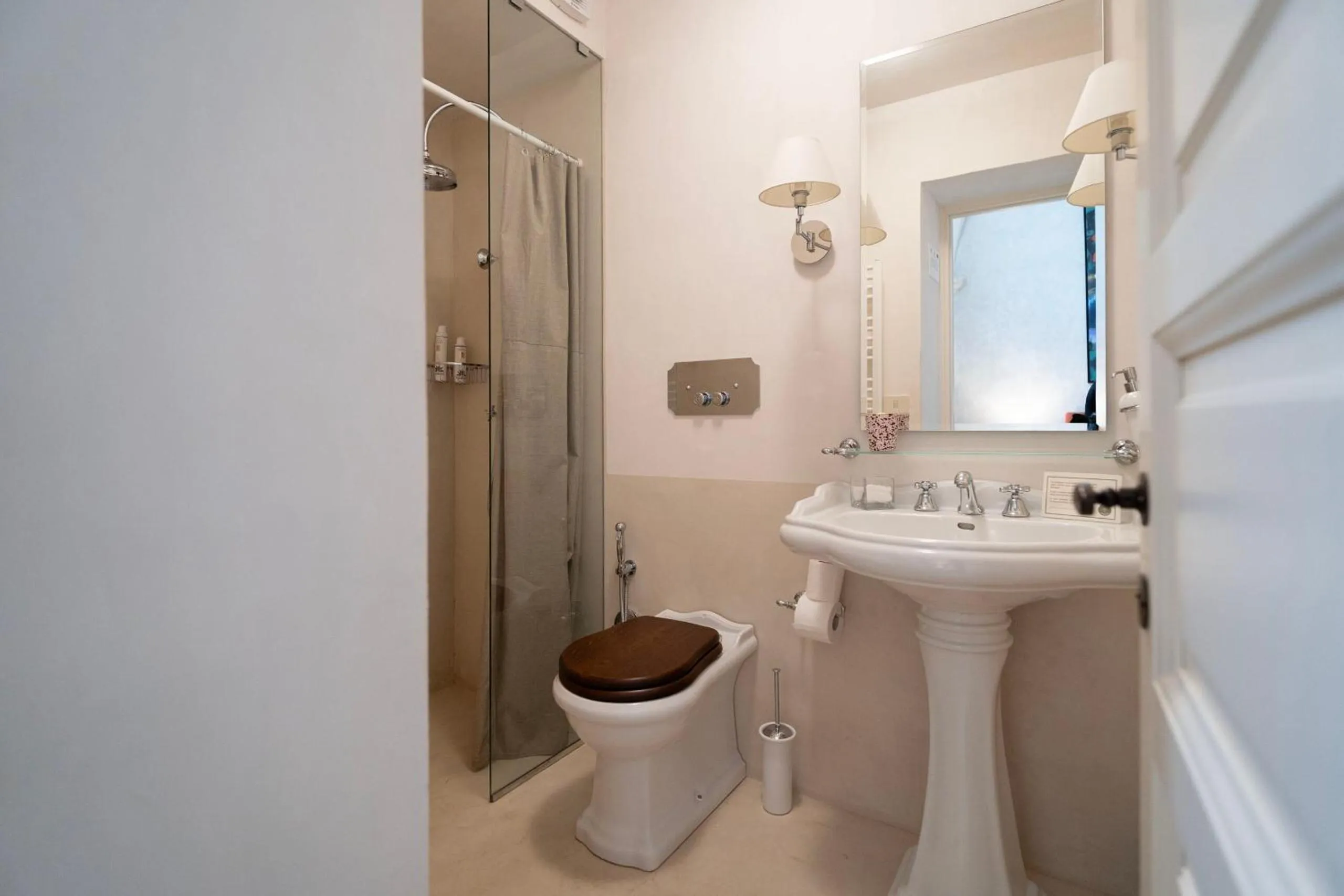 Toilet in Palazzo Muci