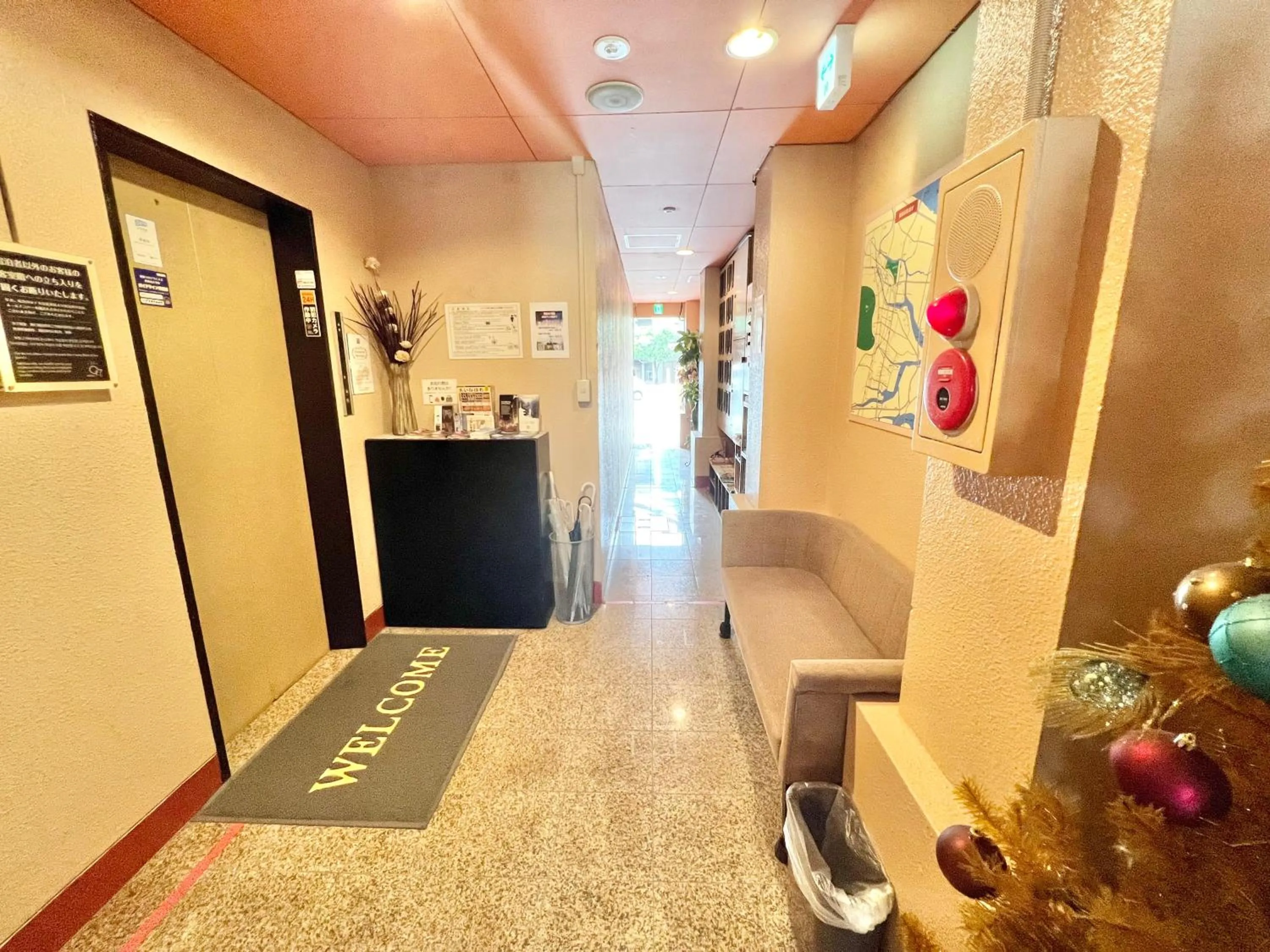 Property building in PetitHotel017全室ミニキッチン付きファミリルーム 飲食街中心 阿波踊り会館7分 文理 徳島大学 アスティとくしま車8分