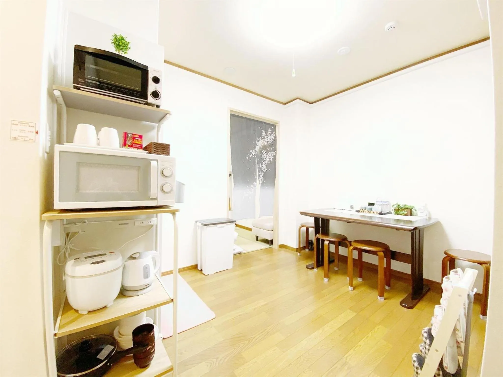 Living room in PetitHotel017全室ミニキッチン付きファミリルーム 飲食街中心 阿波踊り会館7分 文理 徳島大学 アスティとくしま車8分