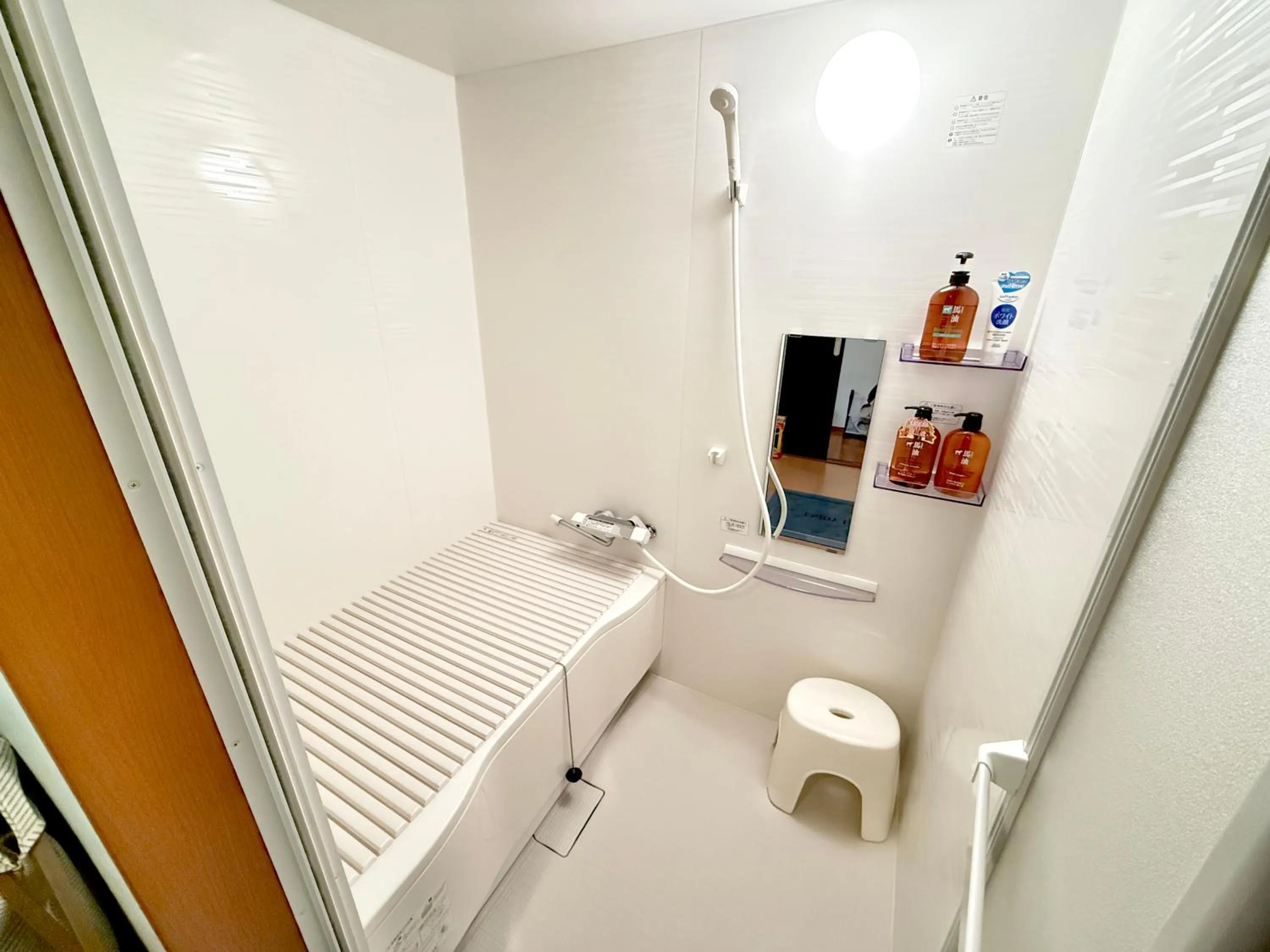 Shower in PetitHotel017全室ミニキッチン付きファミリルーム 飲食街中心 阿波踊り会館7分 文理 徳島大学 アスティとくしま車8分