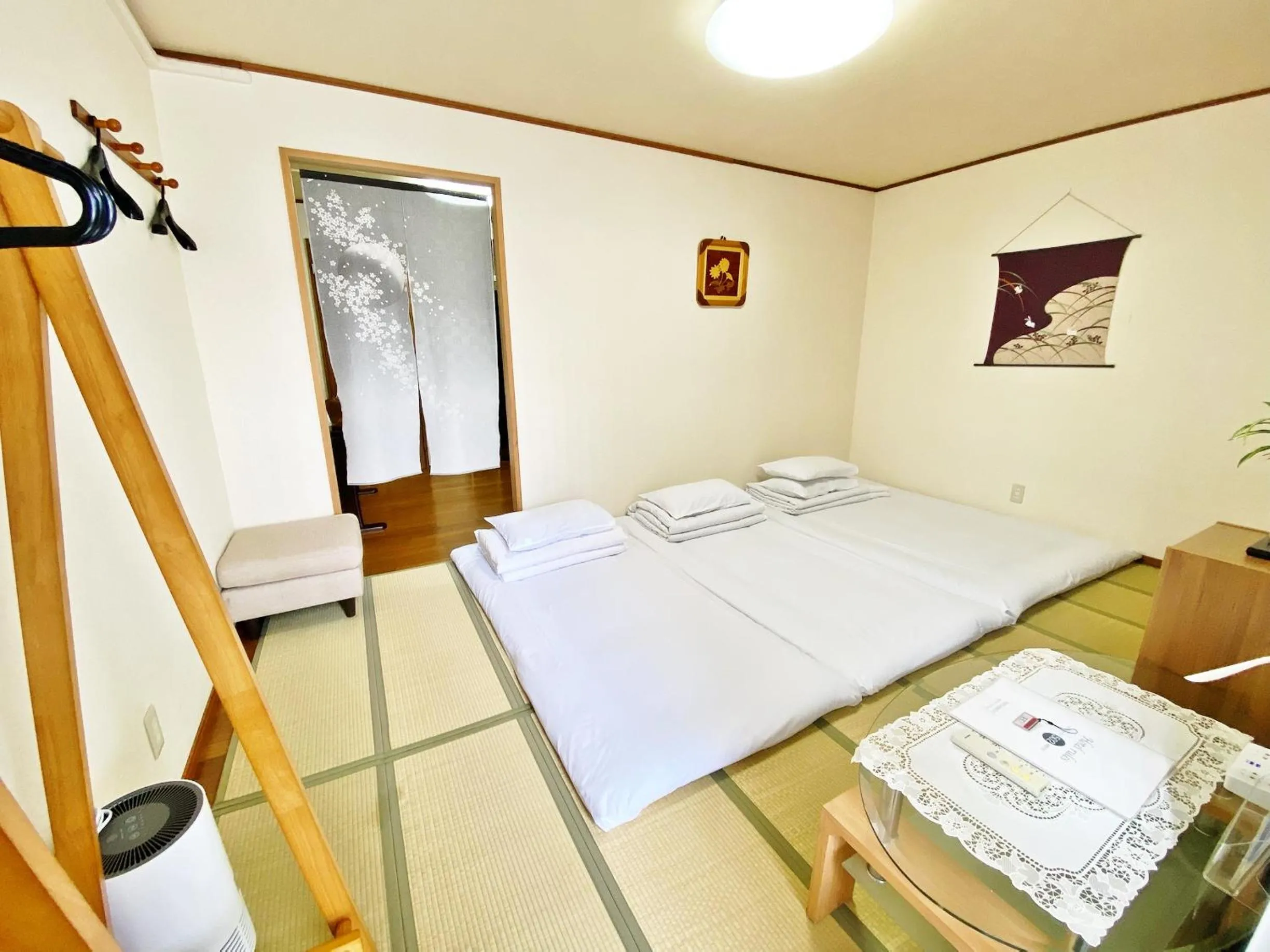 Bed in PetitHotel017全室ミニキッチン付きファミリルーム 飲食街中心 阿波踊り会館7分 文理 徳島大学 アスティとくしま車8分