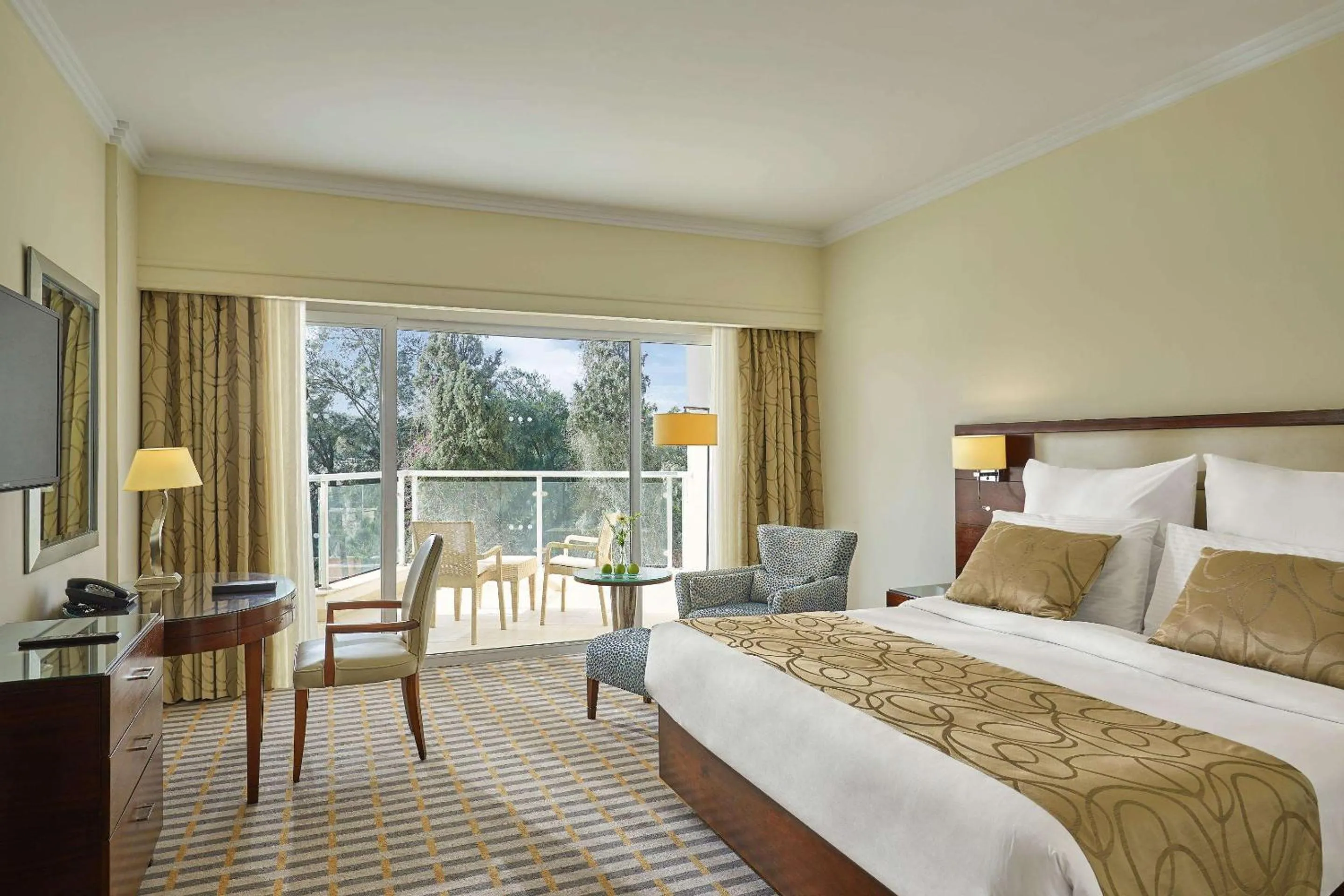 Photo of the whole room, Bed in Steigenberger Pyramids Cairo