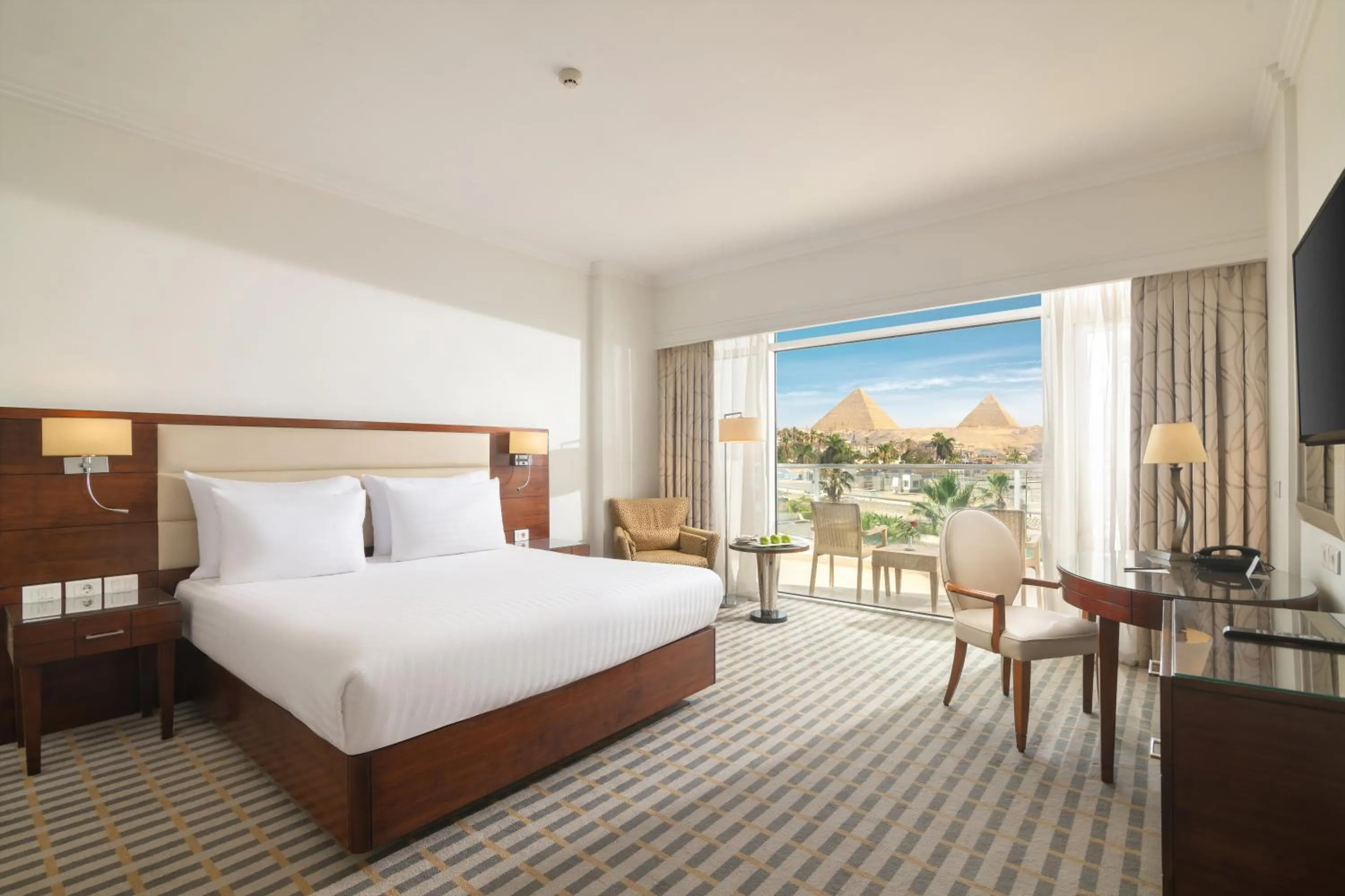 Bed in Steigenberger Pyramids Cairo