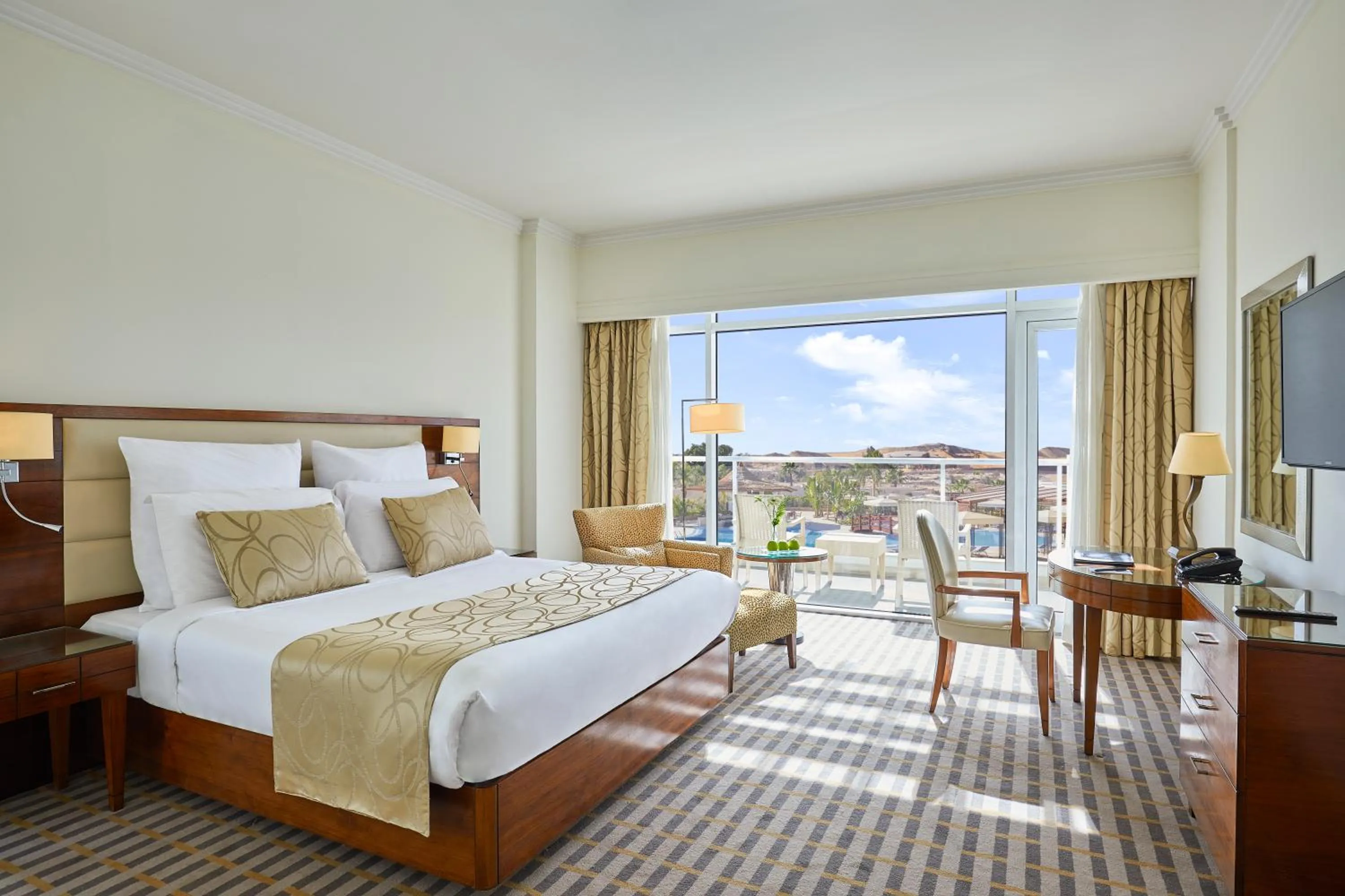 Pool view, Bed in Steigenberger Pyramids Cairo