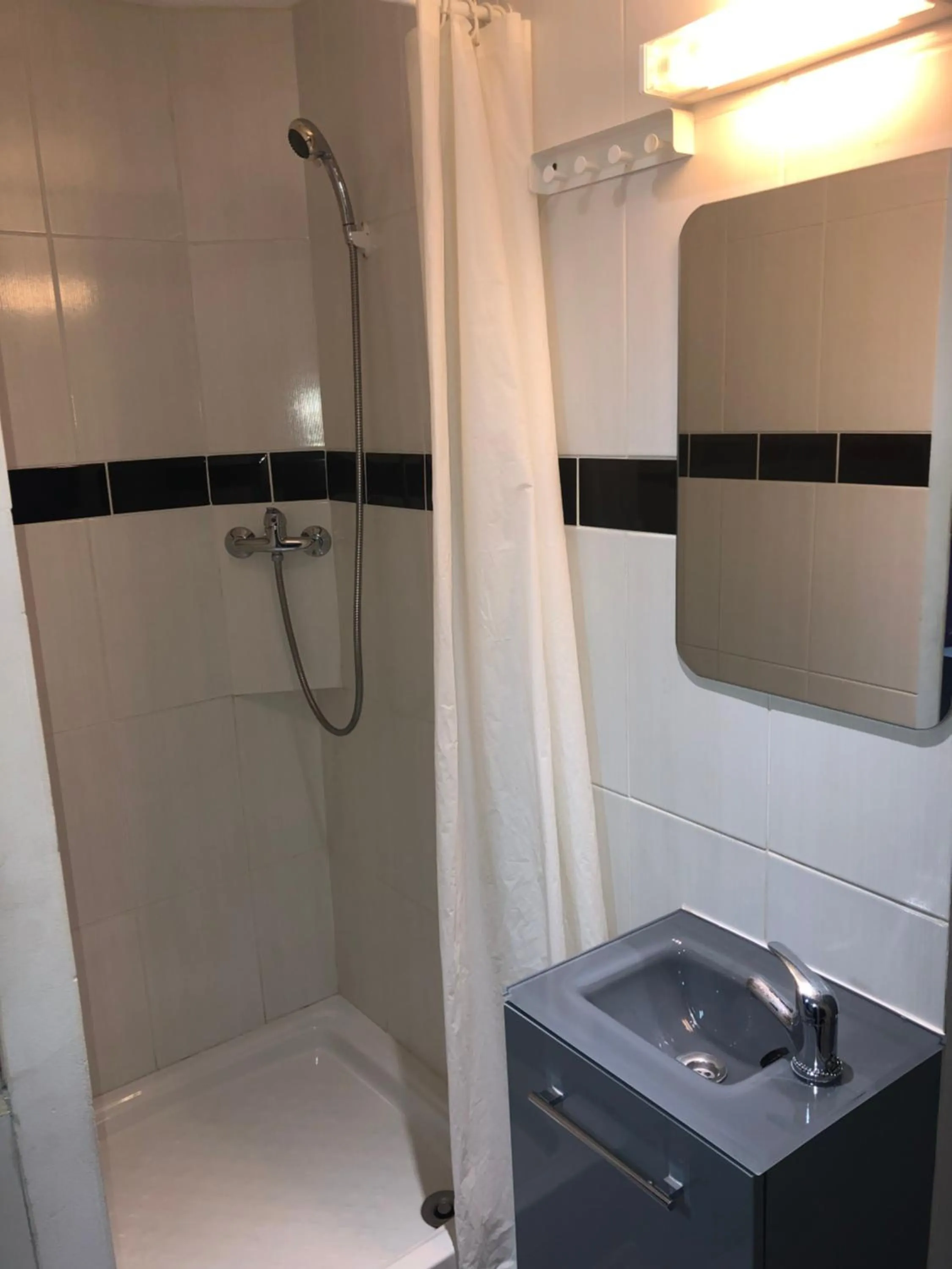 Shower in Hotel Monte-Cristo