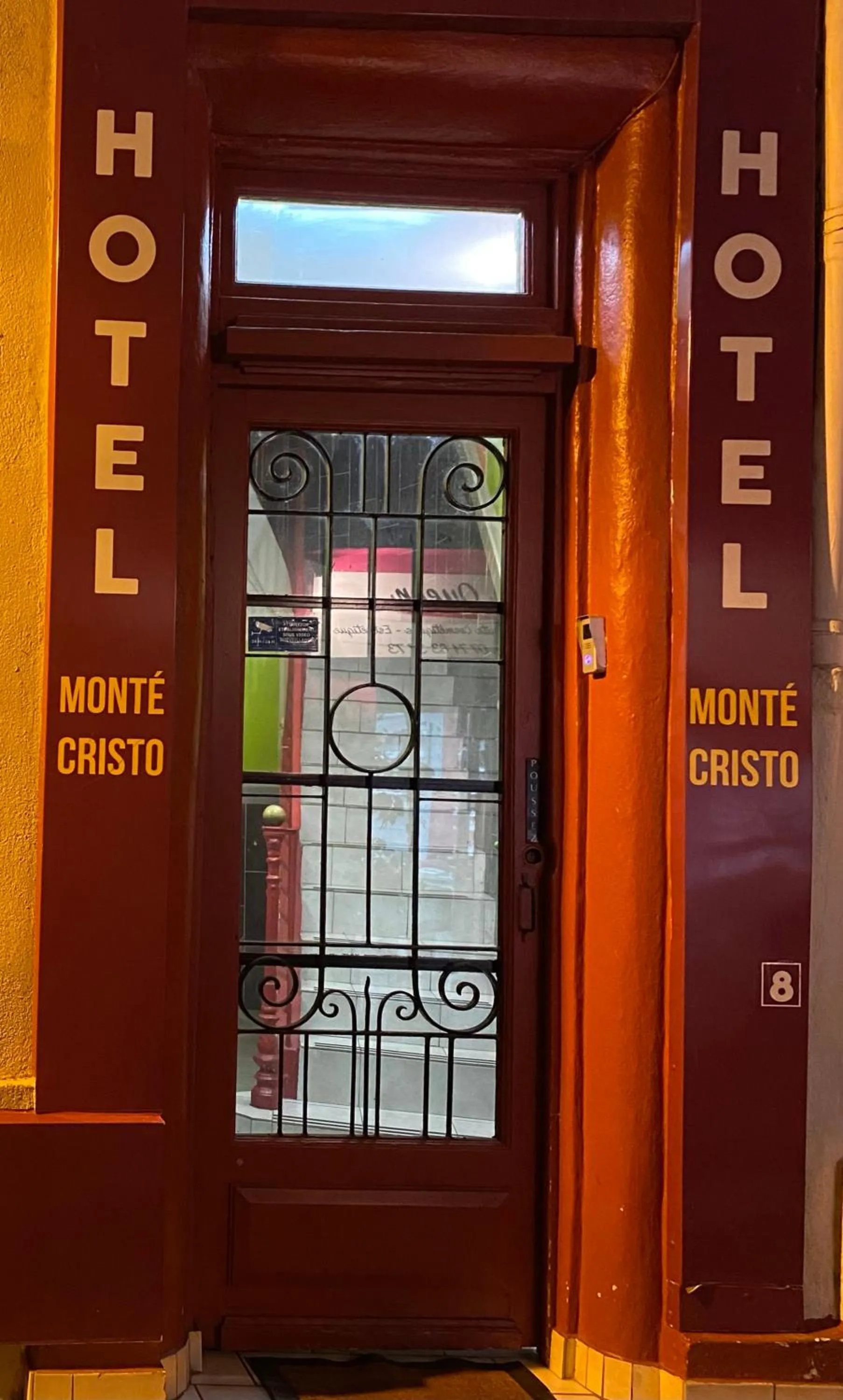 Facade/entrance in Hotel Monte-Cristo