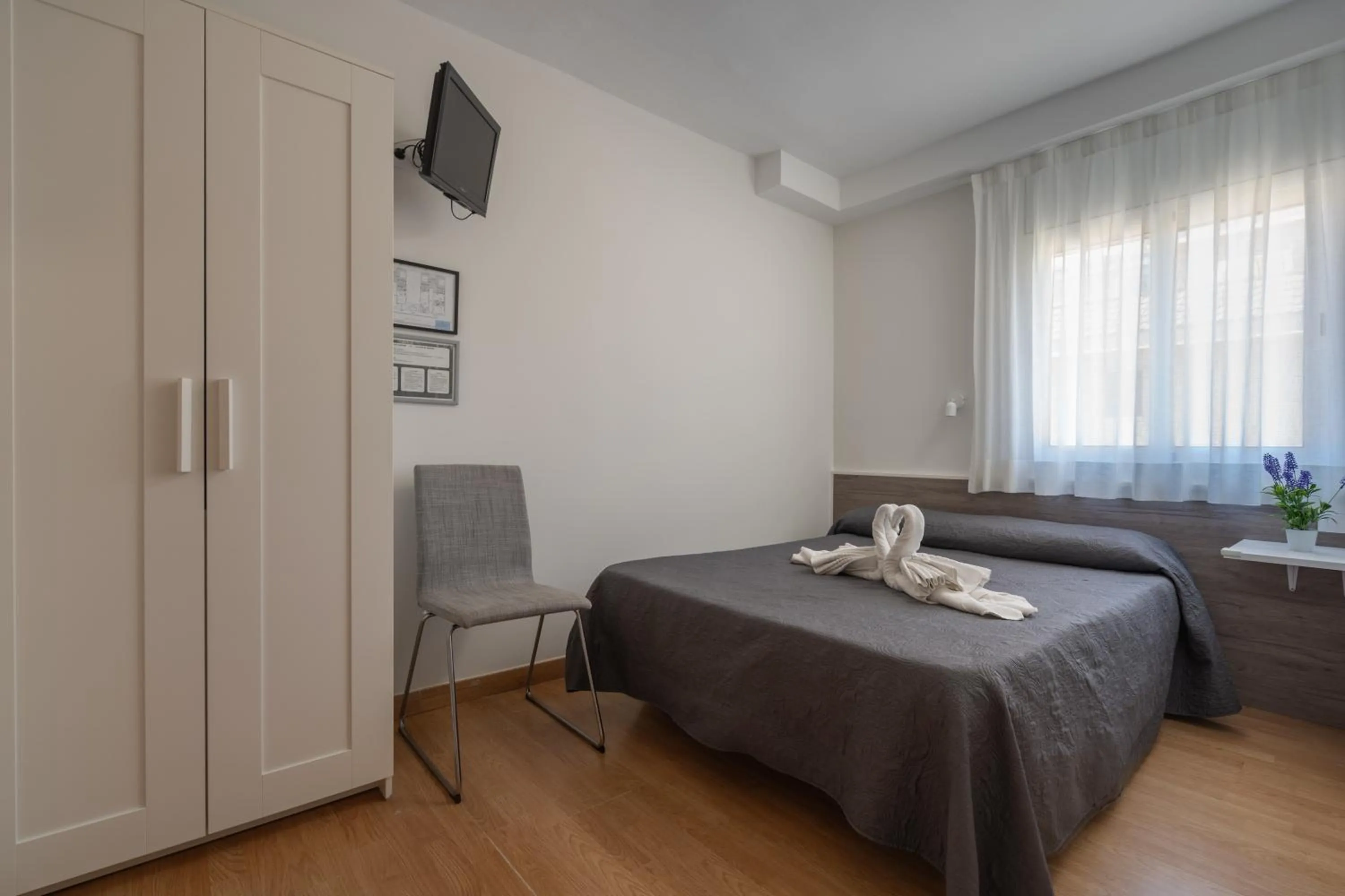 Bedroom, Bed in Hotel Tolosa