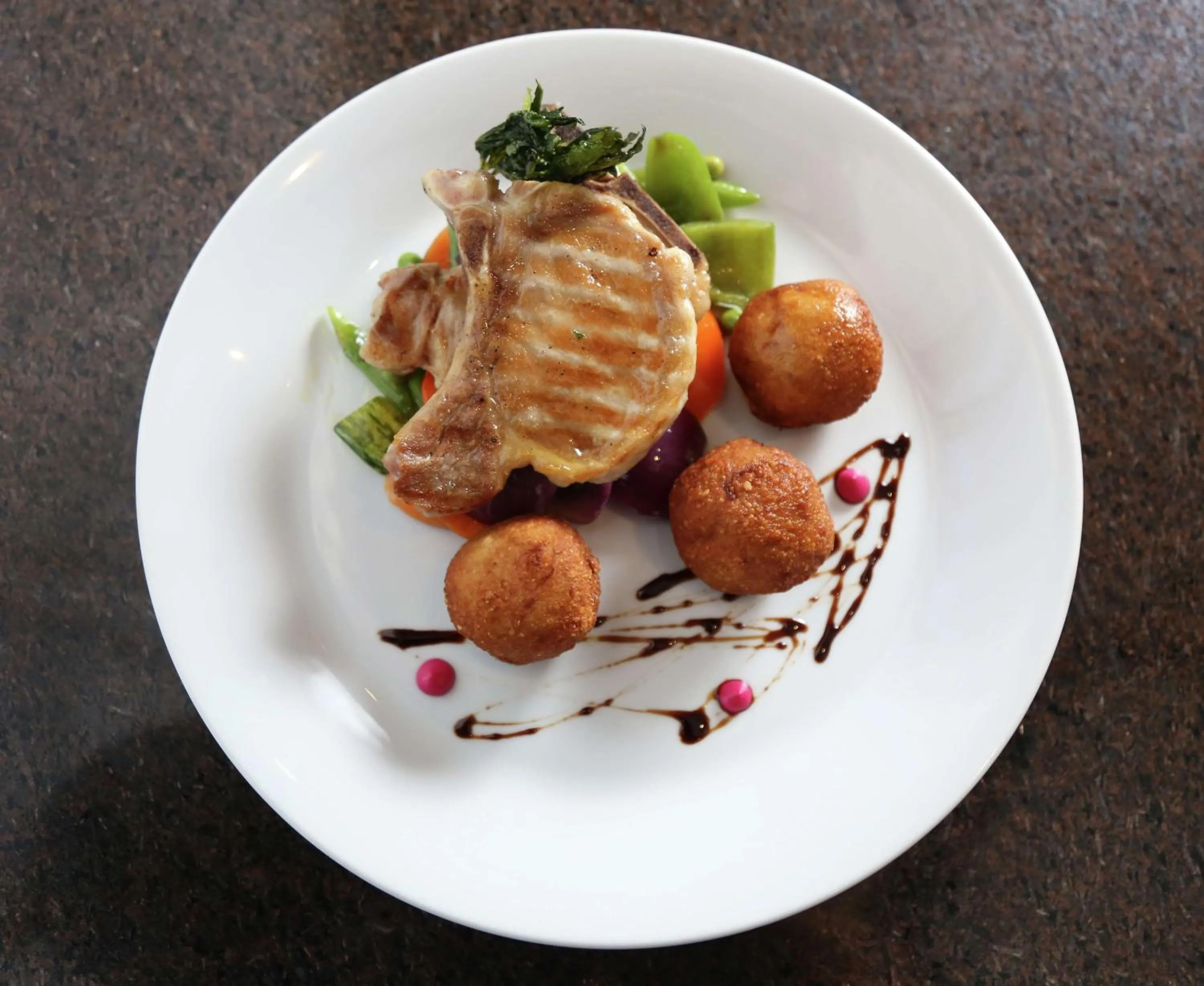 Restaurant/places to eat in Hilton Garden Inn Tucuman