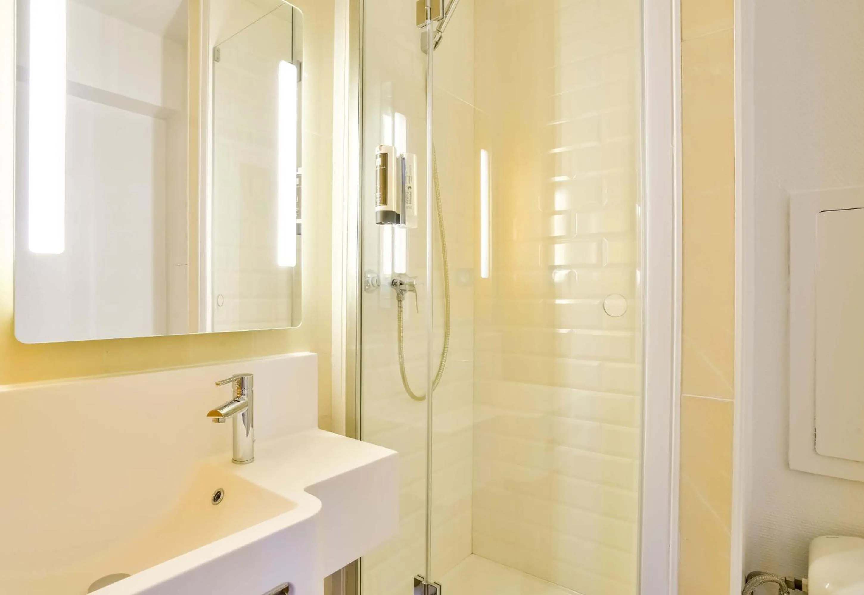 Bathroom in B&B HOTEL Paris Malakoff Parc des Expositions