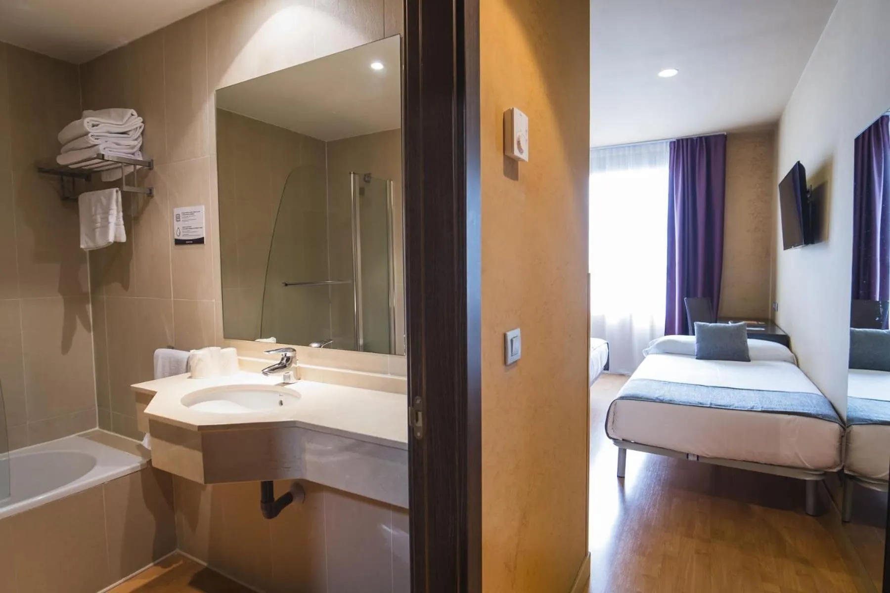 Bathroom, Bed in El Espinar