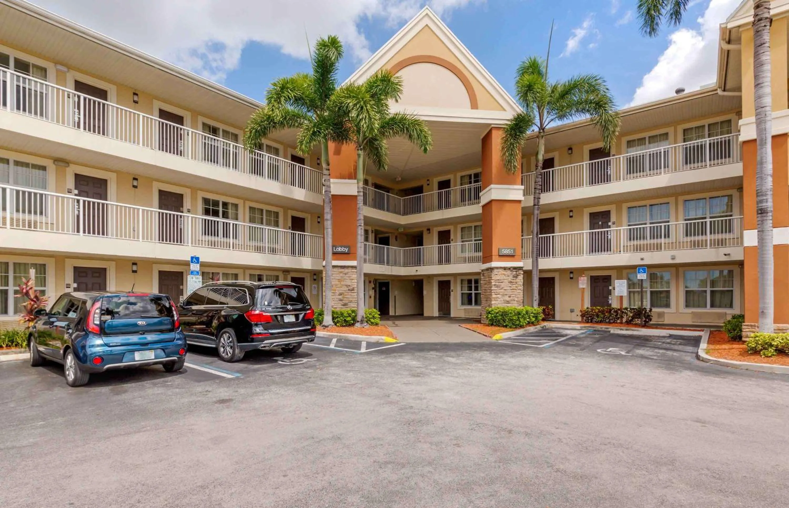 Property building in Extended Stay America Suites - Fort Lauderdale - Cypress Creek - Andrews Ave