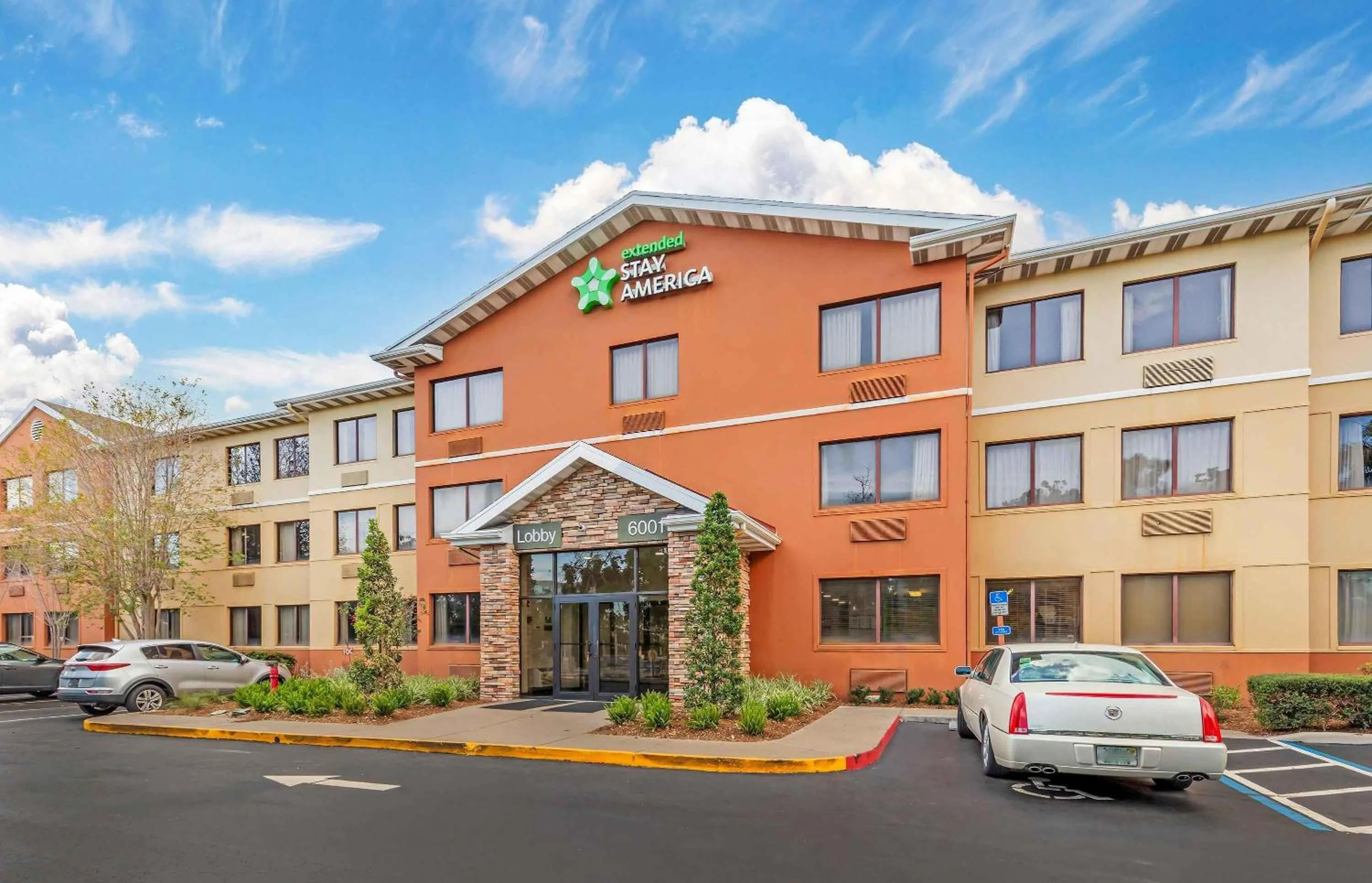 Property building in Extended Stay America Suites - Fort Lauderdale - Cypress Creek - NW 6th Way
