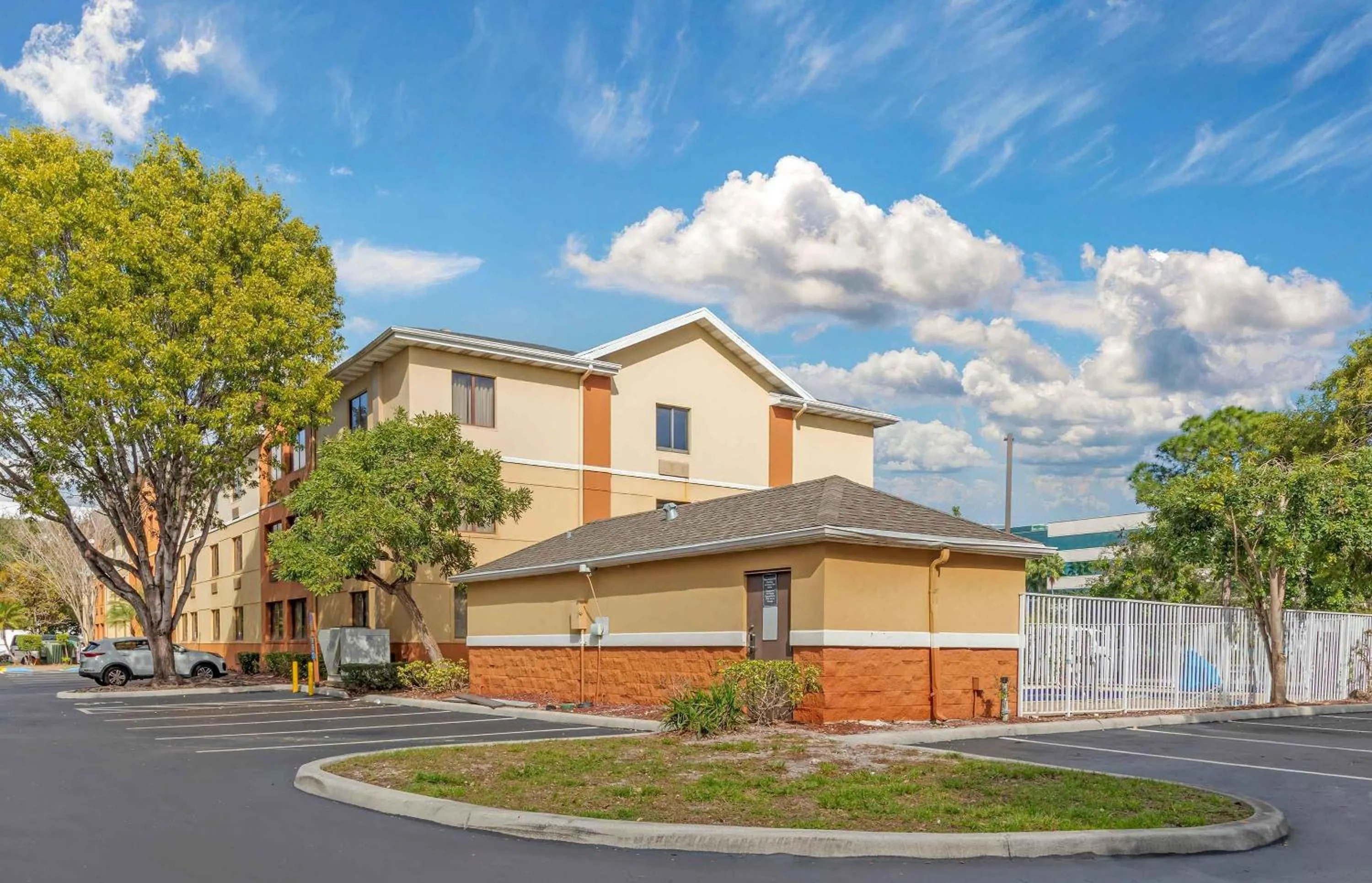 Property building in Extended Stay America Suites - Fort Lauderdale - Cypress Creek - NW 6th Way